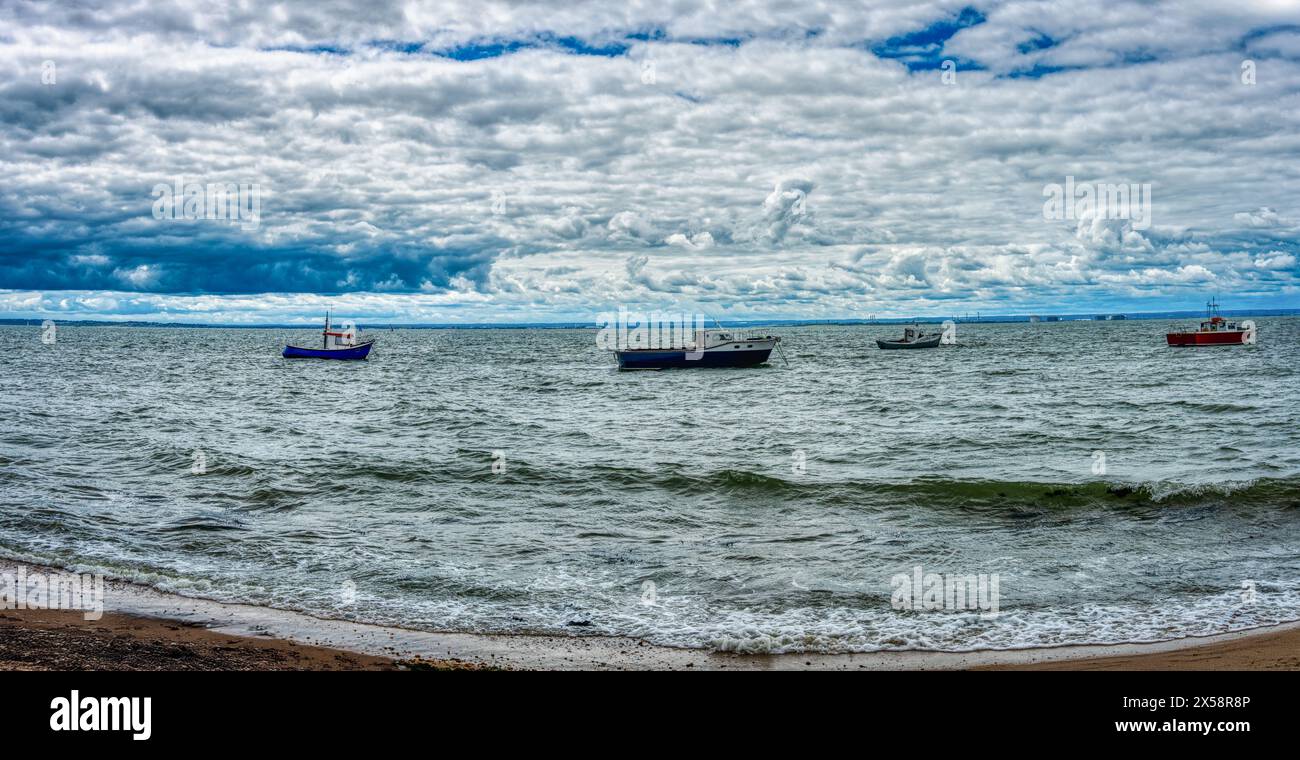Fischerboote an der Küste vor Anker, uk Bedford Küste Hintergrund Stockfoto