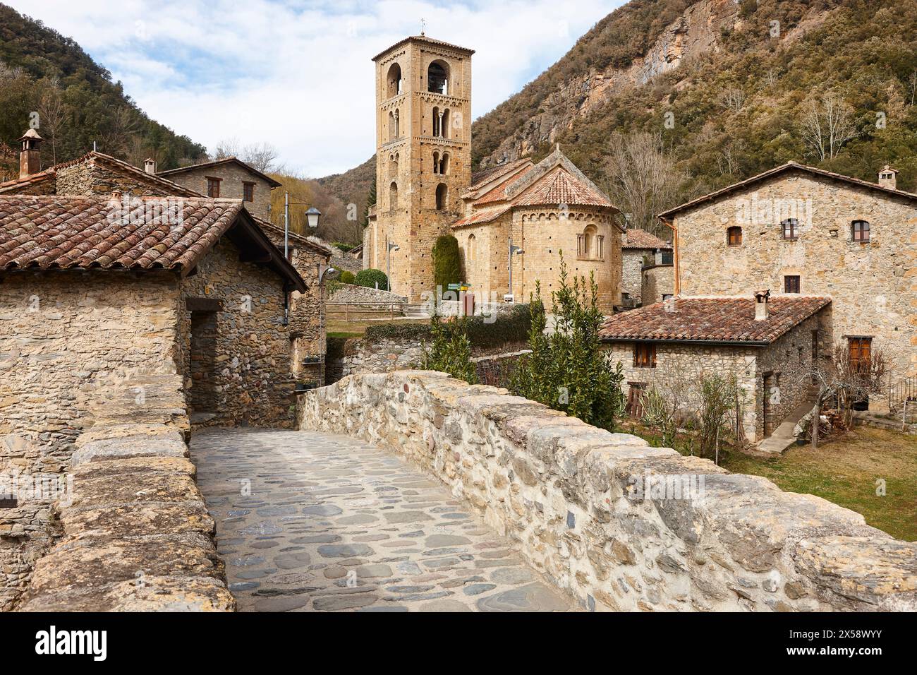Traditionelles mittelalterliches Dorf mit romanischer Kirche in Girona, Katalonien. Spanien Stockfoto