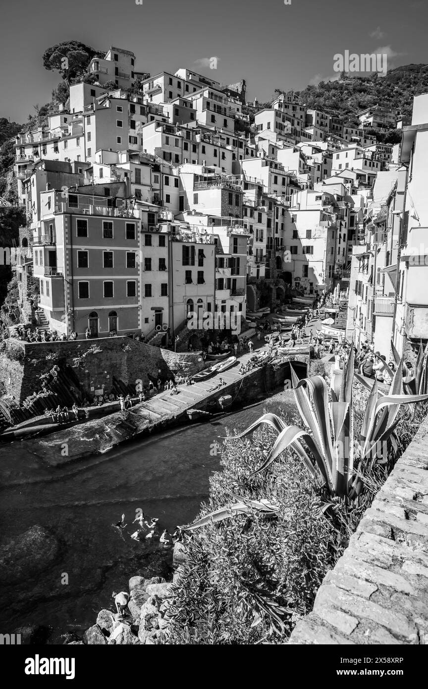 Die Magie der Cinque Terre. Zeitlose Bilder. Riomaggiore und seine hellen Farben. Stockfoto