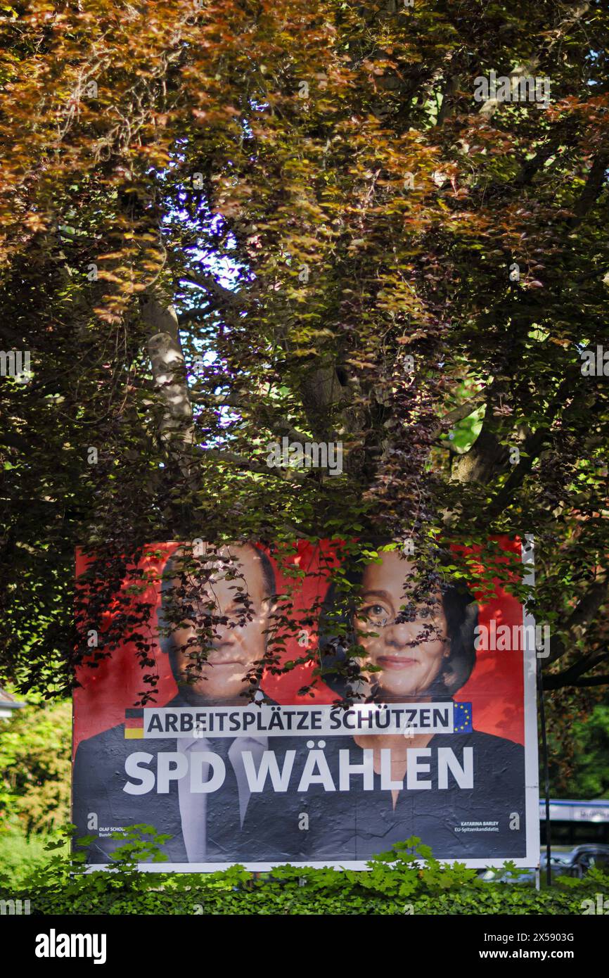 Ein Wahlplakat der SPD zur Europawahl mit Bundeskanzler Olaf Scholz und Spitzenkandidatin Katarina Barley steht unter einem Baum in Berlin Hermsdorf. Stockfoto