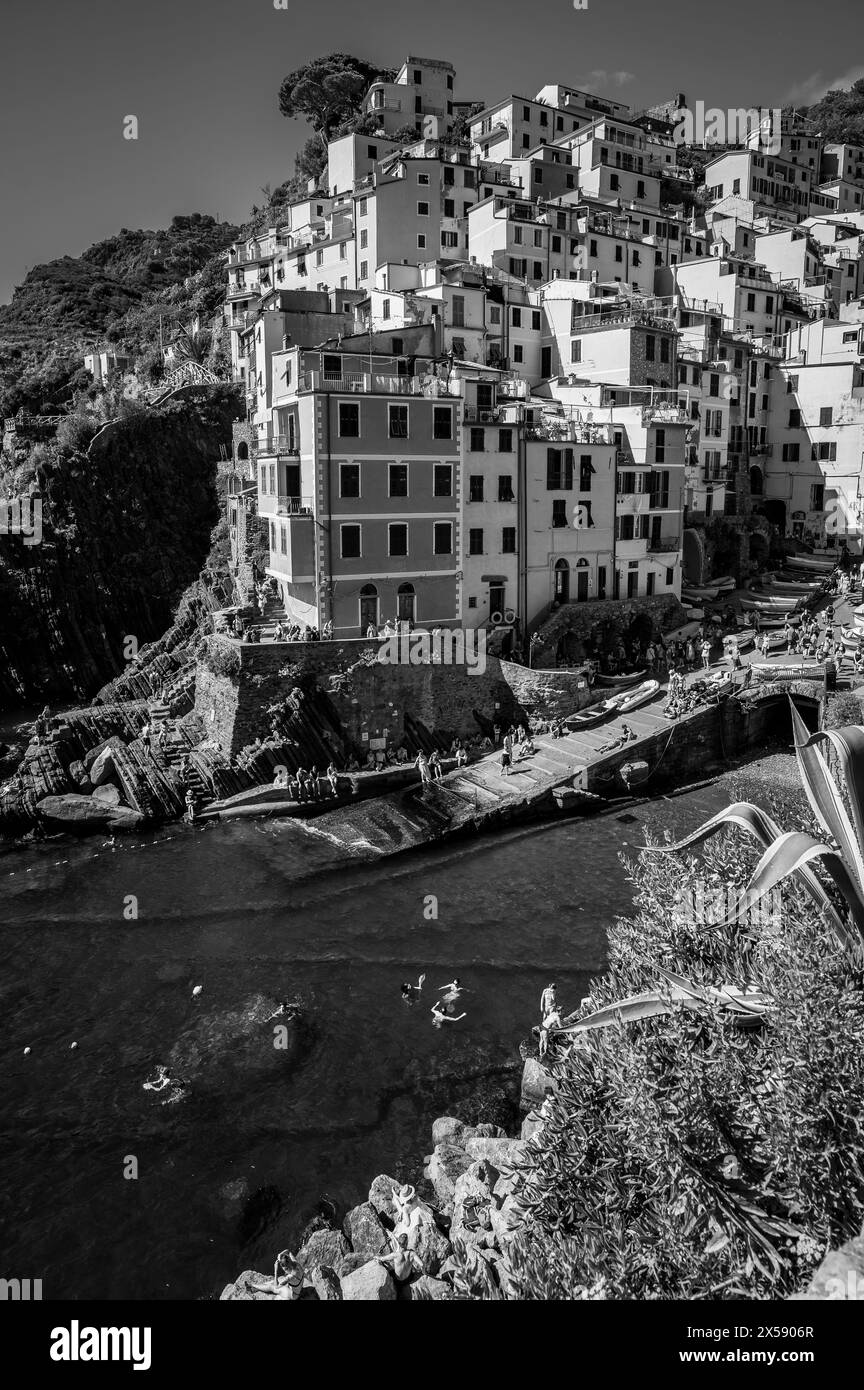 Die Magie der Cinque Terre. Zeitlose Bilder. Riomaggiore und seine hellen Farben. Stockfoto