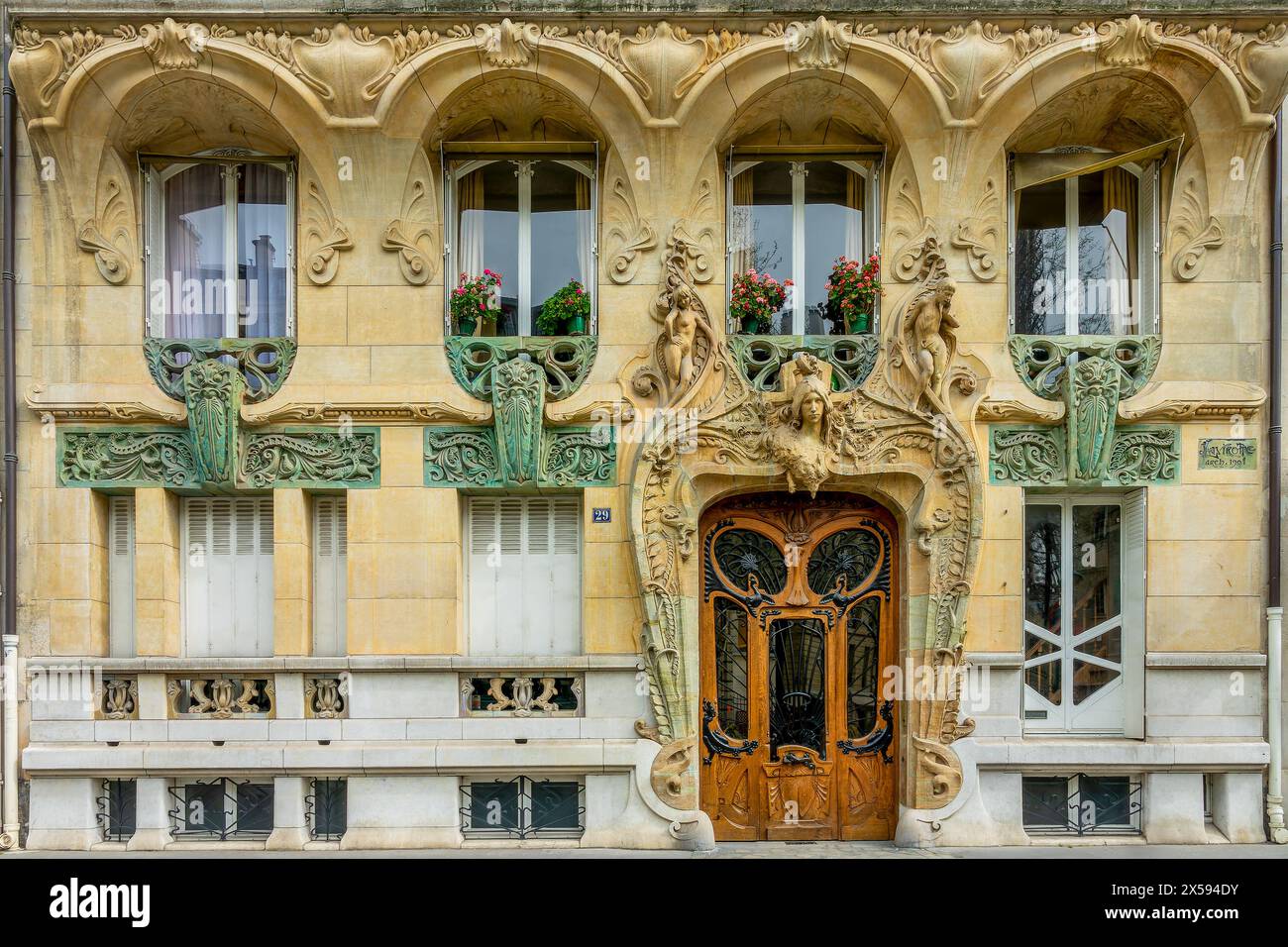 Fassade des historischen Gebäudes Lavirotte, Wahrzeichen der Jugendstilarchitektur in Paris, Frankreich Stockfoto