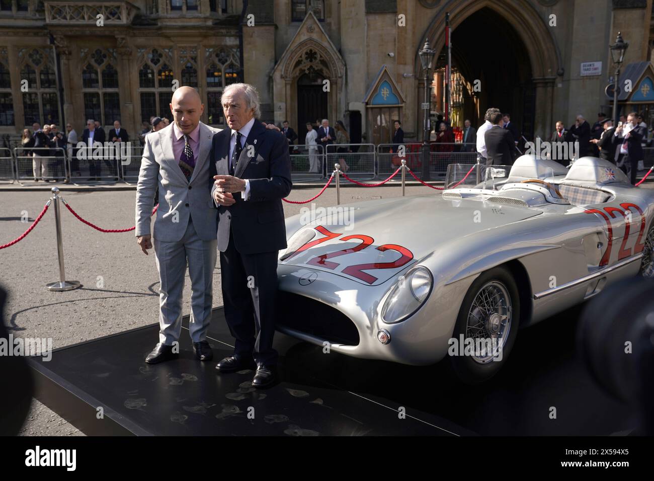 Sir Jackie Stewart (rechts) und Elliot Moss posieren vor dem Mercedes-Benz 300 SLR 722 vor der Westminster Abbey in London, bevor sie einen Dankesgottesdienst für Sir Stirling Moss feierten, der am 12. 2020 im Alter von 90 Jahren starb. Bilddatum: Mittwoch, 8. Mai 2024. Stockfoto
