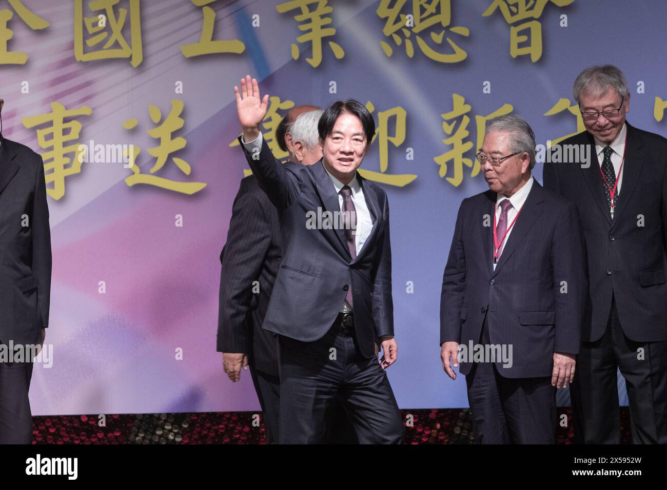 Der designierte taiwanesische Präsident Lai Ching-te weht während einer Pressekonferenz in Taipeh, Taiwan, am 8. Mai 2024. Stockfoto