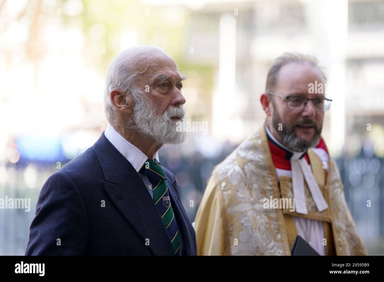Prinz Michael von Kent (links) kommt in der Westminster Abbey in London an, um sich für Sir Stirling Moss zu bedanken, der am 12. April 2020 im Alter von 90 Jahren starb. Bilddatum: Mittwoch, 8. Mai 2024. Stockfoto