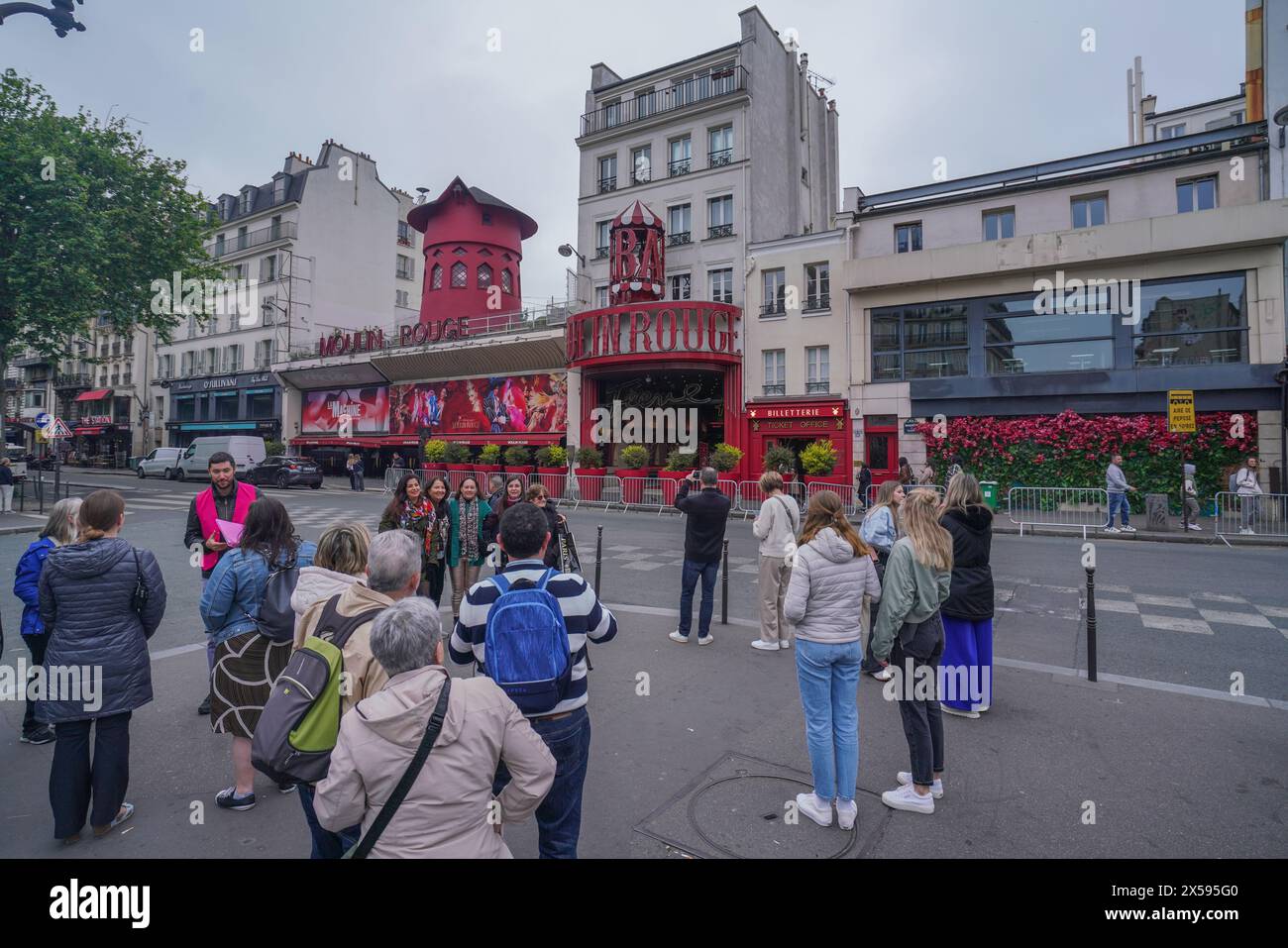 Paris, Frankreich. Mai 2024. Das Moulin-Rouge ist seit seiner Eröffnung im Jahr zu einer Touristenattraktion geworden, seit seine Segel am 25. April 2024 gefallen sind. Das Moulin Rouge ist seit seiner Eröffnung im Jahr 1889 ein Fixpunkt des Pariser Nachtlebens und bekannt als Geburtsort des Can-Can-Tanzes. Quelle: amer Gazzal/Alamy Live News Stockfoto