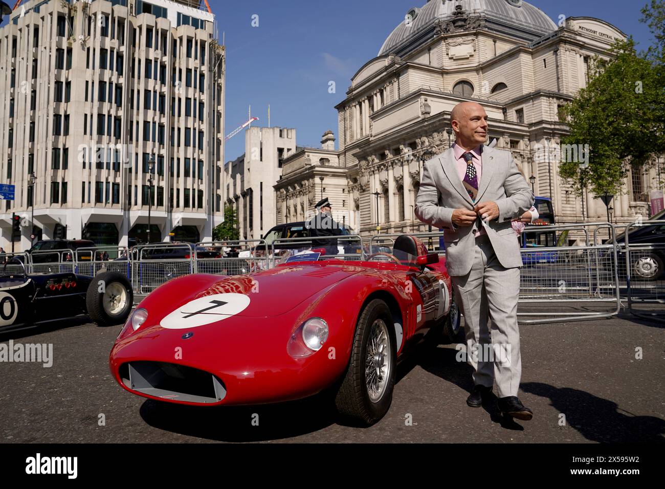 Elliot Moss posiert vor der Maserati OSCA vor der Westminster Abbey in London, bevor er einen Dankesgottesdienst für Sir Stirling Moss feierte, der am 12. 2020 im Alter von 90 Jahren starb. Bilddatum: Mittwoch, 8. Mai 2024. Stockfoto