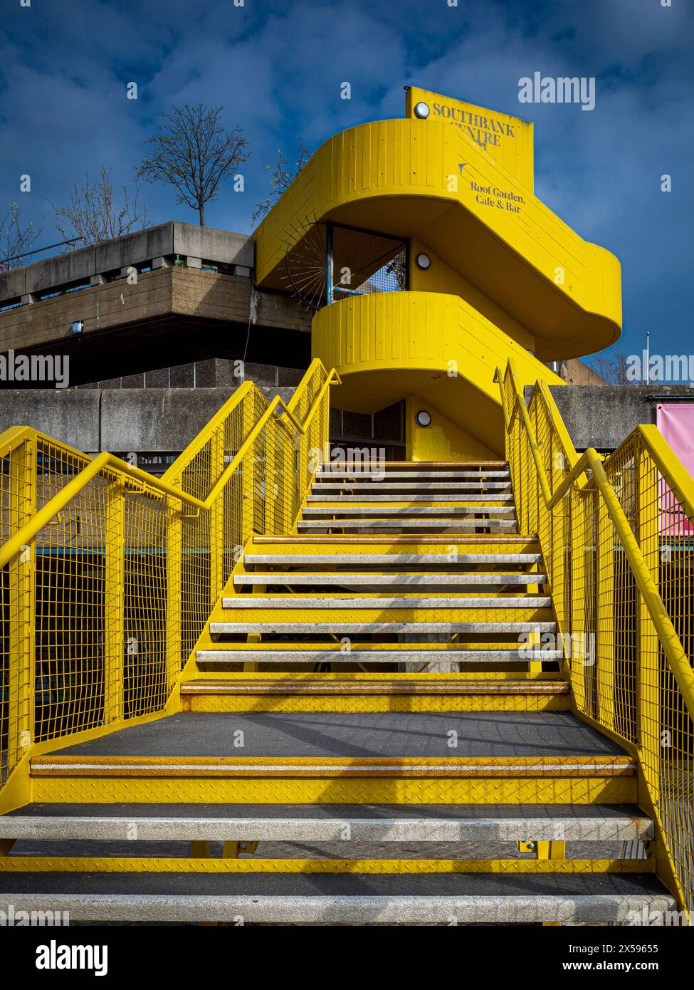 London Southbank Centre Treppen. Markante gelbe Treppen im Londoner Southbank Centre für Kunst und Unterhaltung. Stockfoto