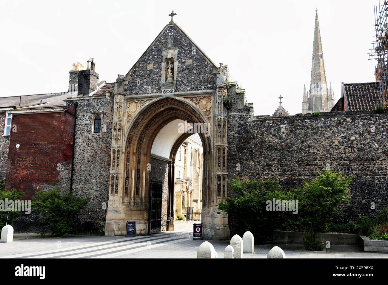 Das Erpingham Gate und die Norwich Cathedral, Tombland, Norwich, Norfolk, England, UK Stockfoto