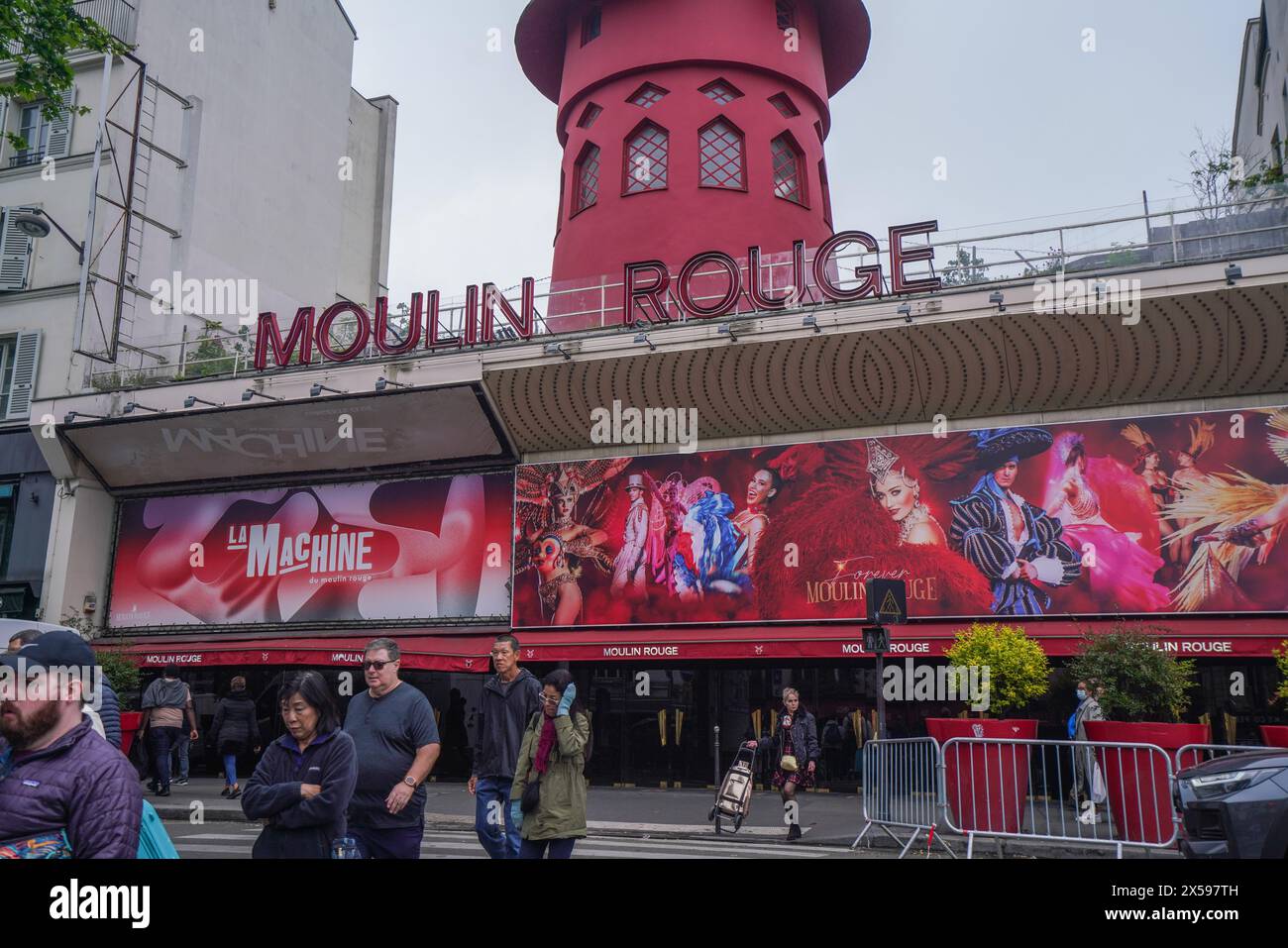 Paris, Frankreich. Mai 2024. Das Moulin-Rouge ist seit seiner Eröffnung im Jahr zu einer Touristenattraktion geworden, seit seine Segel am 25. April 2024 gefallen sind. Das Moulin Rouge ist seit seiner Eröffnung im Jahr 1889 ein Fixpunkt des Pariser Nachtlebens und bekannt als Geburtsort des Can-Can-Tanzes. Quelle: amer Gazzal/Alamy Live News Stockfoto