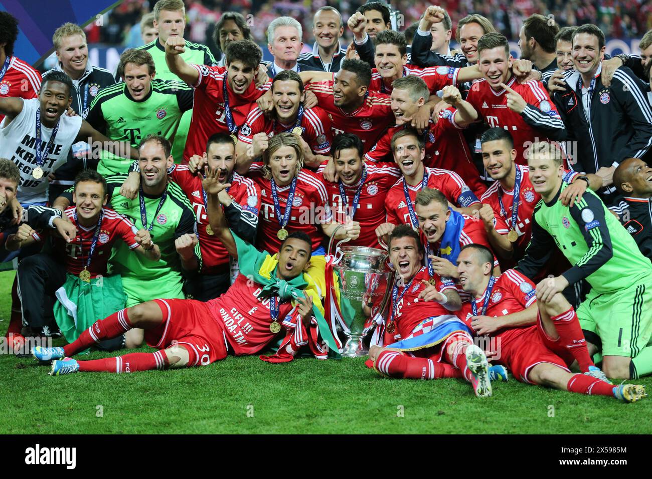 LONDON , GROSSBRITANNIEN , 25. Mai 2012 2013 Finale Borussia Dortmund gegen den FC Bayern München im Wembley Stadium London am 25. Mai 2013 Championsleague Sieger fc Bayern MŸnchen Mannschaftsfoto feiert mit der Championsleague Trophäe nach Sieg Championsleague Finale Borussia Dortmund BVB - FC Bayern MŸnchen Championsleague Finale Borussia Dortmund FC Bayern münchen im Wembley Stadion Saison 2012/ 2013 © diebilderwelt / Alamy Stock Stockfoto