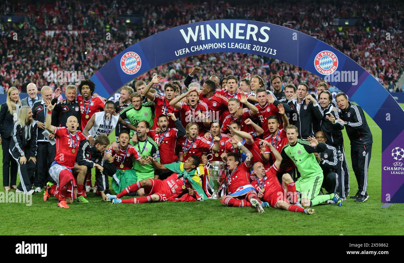 LONDON , GROSSBRITANNIEN , 25. Mai 2012 2013 Finale Borussia Dortmund gegen den FC Bayern München im Wembley Stadium London am 25. Mai 2013 Championsleague Sieger fc Bayern MŸnchen Mannschaftsfoto feiert mit der Championsleague Trophäe nach Sieg Championsleague Finale Borussia Dortmund BVB - FC Bayern MŸnchen Championsleague Finale Borussia Dortmund FC Bayern münchen im Wembley Stadion Saison 2012/ 2013 © diebilderwelt / Alamy Stock Stockfoto