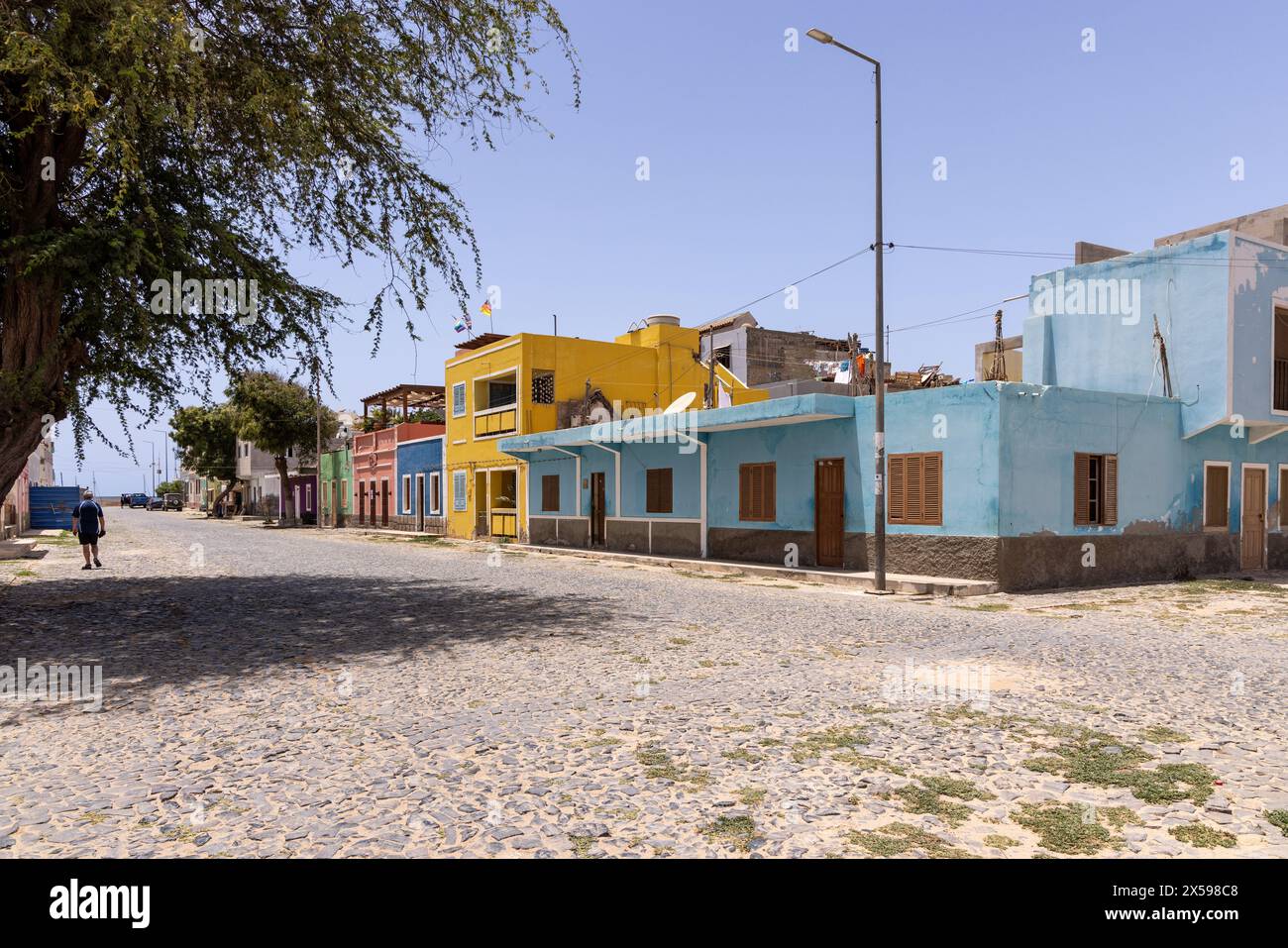 Farbenfrohe traditionelle Häuser an einer Straße in Sal Rei, Boa Vista, Kap Verde, Republik Cabo Verde, Afrika Stockfoto
