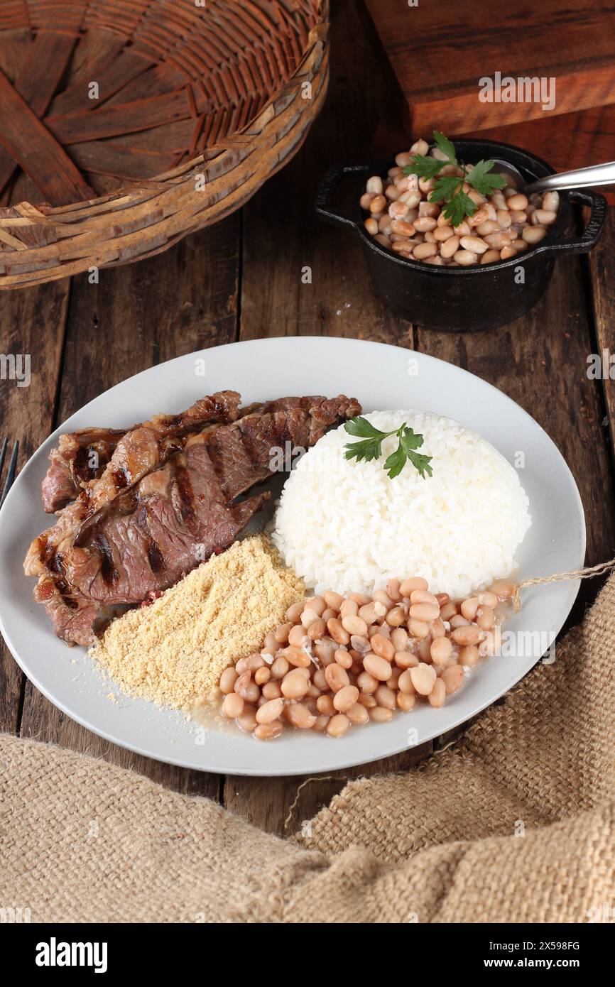 Essen, Lieferung von Lebensmitteln, Reis und Bier Stockfoto