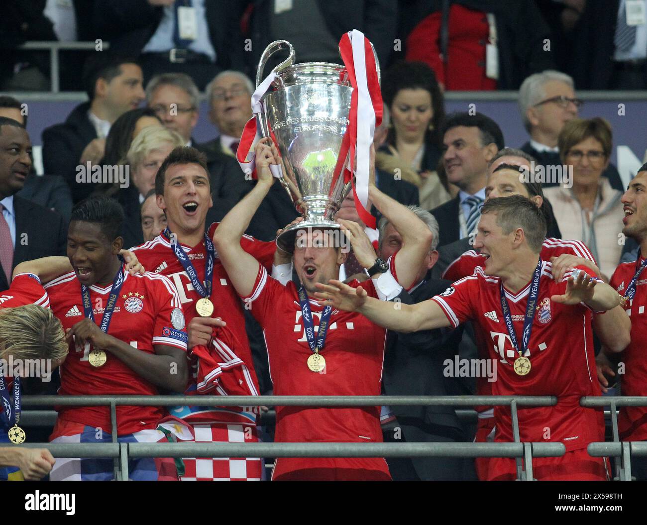 LONDON , GROSSBRITANNIEN , 25. Mai 2012 2013 Finale Borussia Dortmund gegen FC Bayern München im Wembley Stadium London am 25. Mai 2013 Franck RIBERY FC Bayern MŸnchen mit Championsleaguepokal Championsleague Finale Borussia Dortmund BVB - FC Bayern MŸnchen Championsleague Finale Borussia Dortmund FC Bayern münchen in der Wembley Stadium Saison 2012/ 2013 © diebilderwelt / Alamy Stock Stockfoto