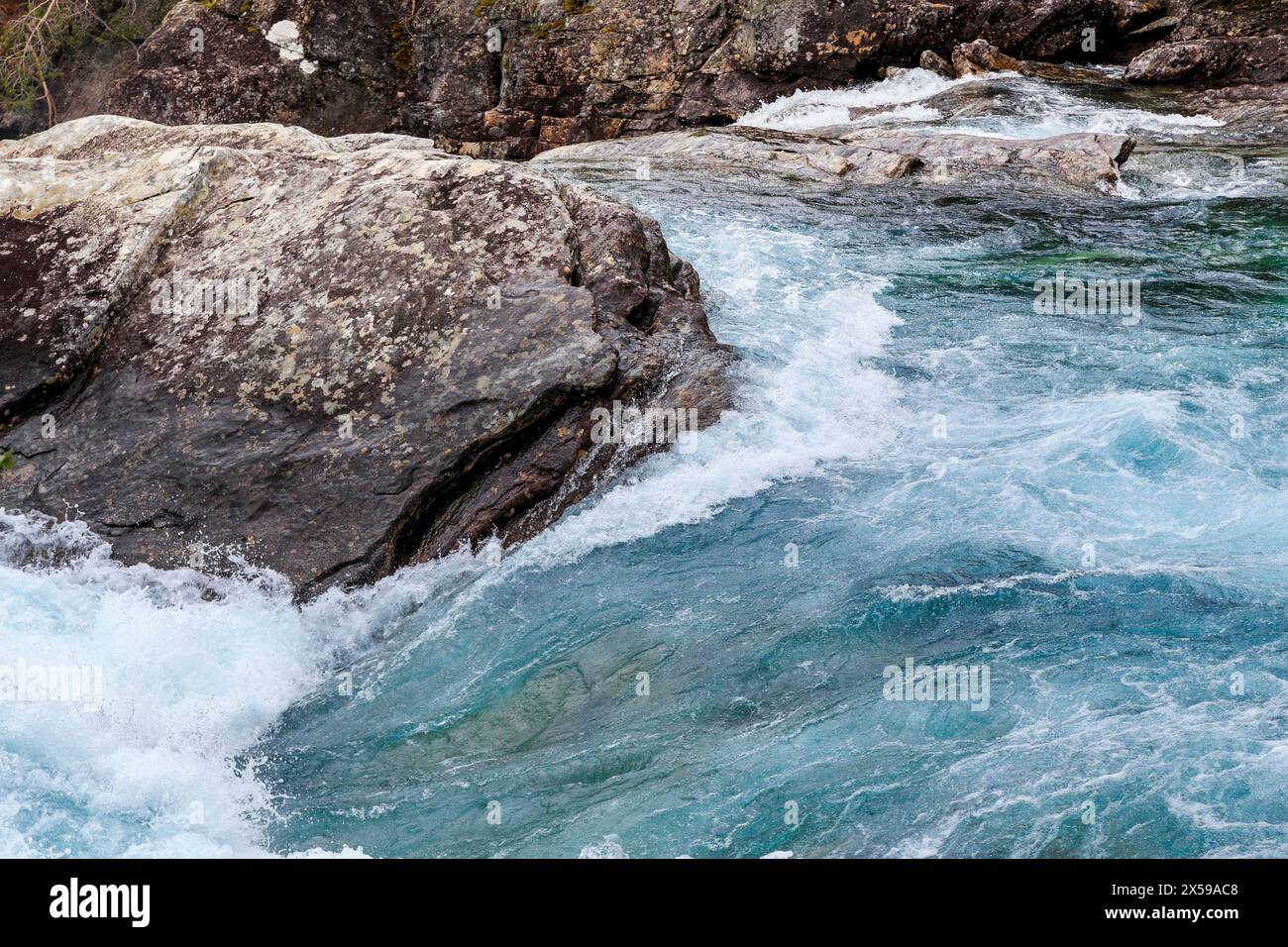 Dies ist ein kristallklares Wasser eines Gebirgsflusses, der aus den Gletschern entspringt. Stockfoto