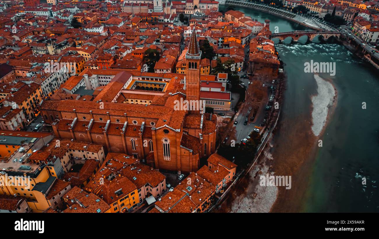 Wunderschöner Blick von oben auf die Stadt Verona. Aus der Vogelperspektive Basilika Santa Anastasia, Verona, Region Veneto, Italia. Traditionelles Italienisch Stockfoto