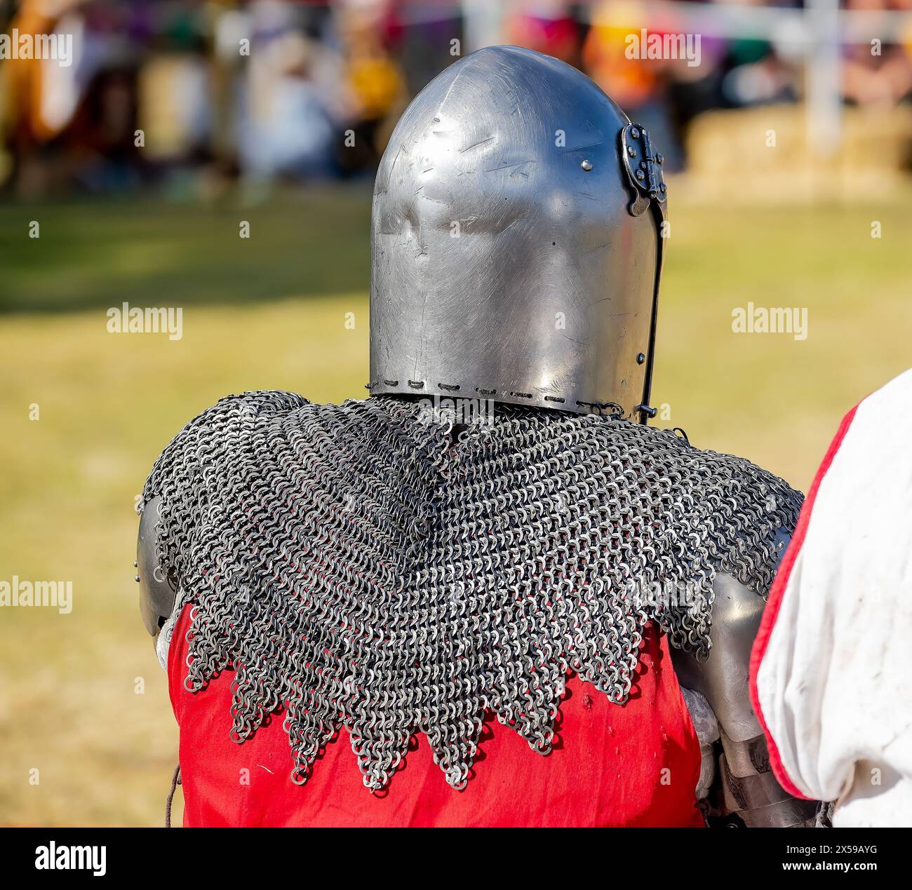 Elemente der mittelalterlichen eisernen Ritterrüstung für die Schlacht, Helm, Spaulder, Pouldrons, Armschienen, Stulpen Stockfoto