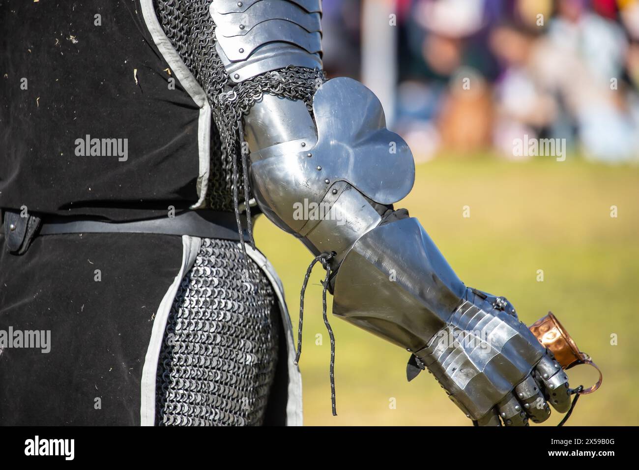 Elemente der mittelalterlichen eisernen Ritterrüstung für die Schlacht, Helm, Spaulder, Pouldrons, Armschienen, Stulpen Stockfoto