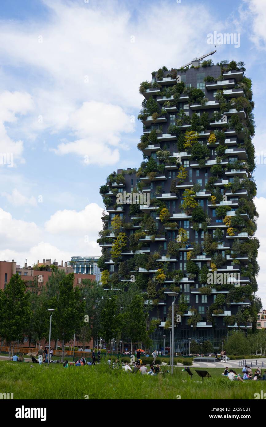 Mailand, Lombardei, Italien - 5. MAI 2024: Die Wolkenkratzer Bosco Verticale, ein modernes Beispiel für vertikalen Wald und nachhaltige Architektur. Vertikales Bild Stockfoto