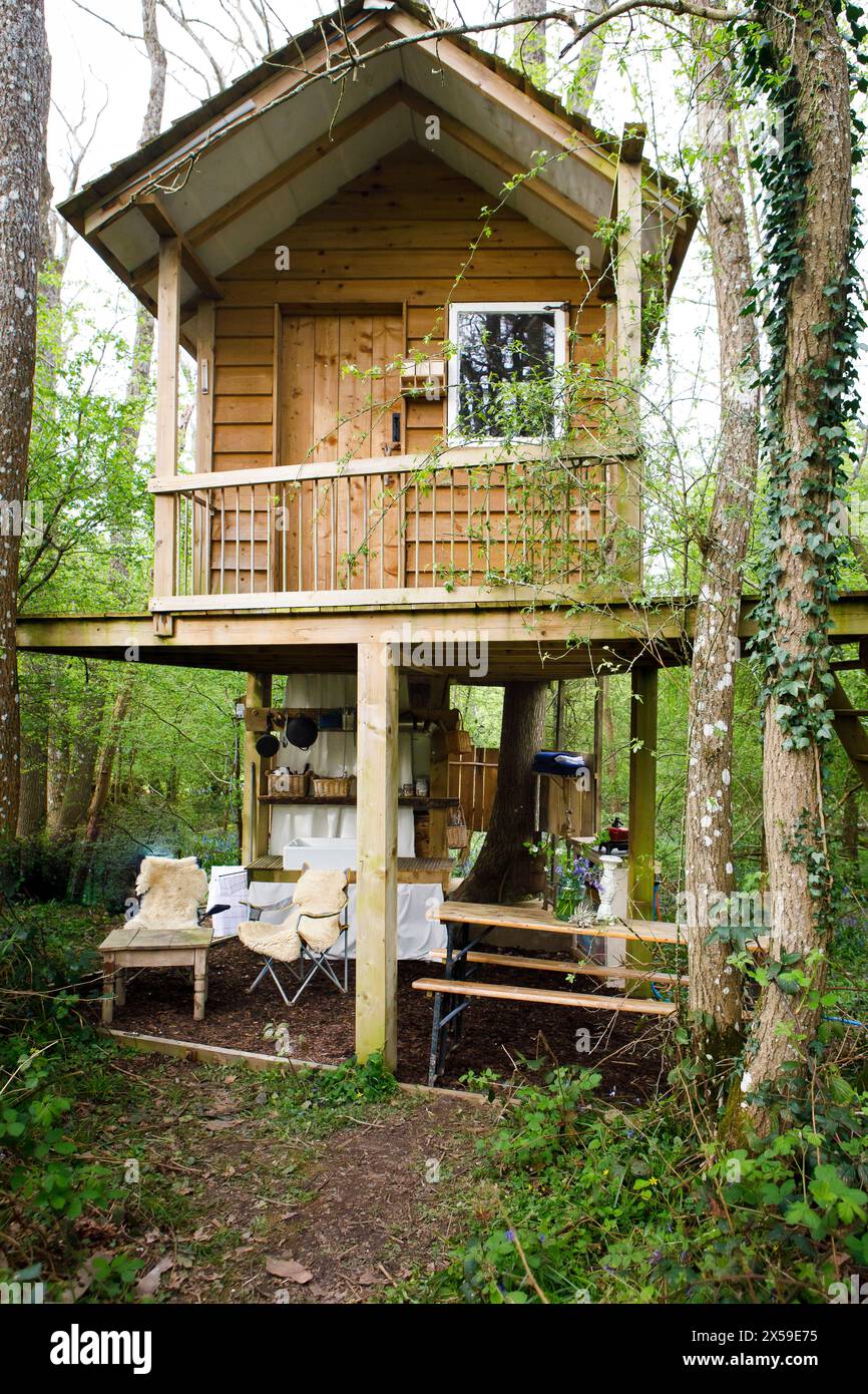 Ein hölzernes Baumhaus in den alten Wäldern von Kent, das als Glamping-Unterkunft auf Airbnb by Wyld Experiences verfügbar ist Stockfoto