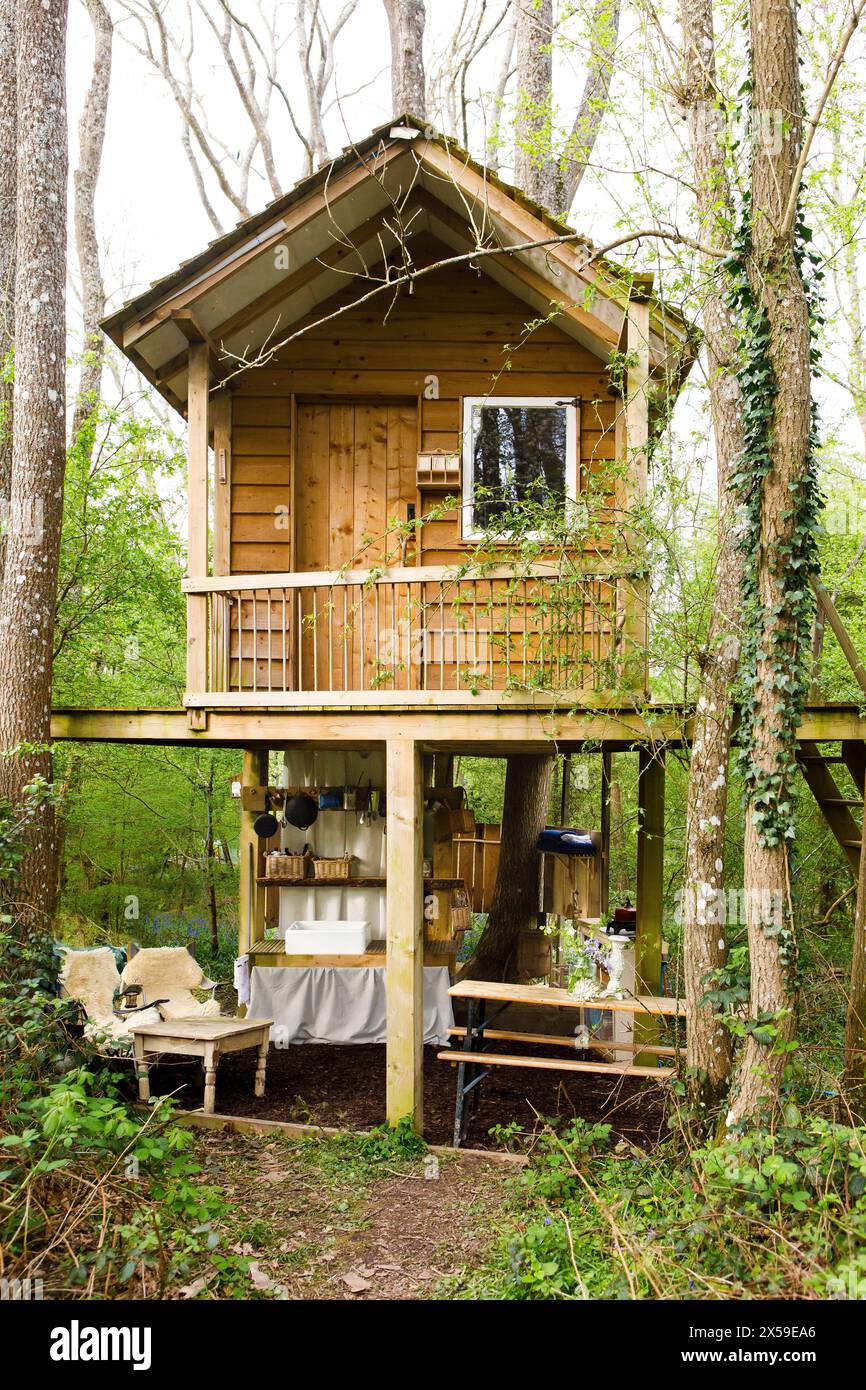 Ein hölzernes Baumhaus in den alten Wäldern von Kent, das als Glamping-Unterkunft auf Airbnb by Wyld Experiences verfügbar ist Stockfoto