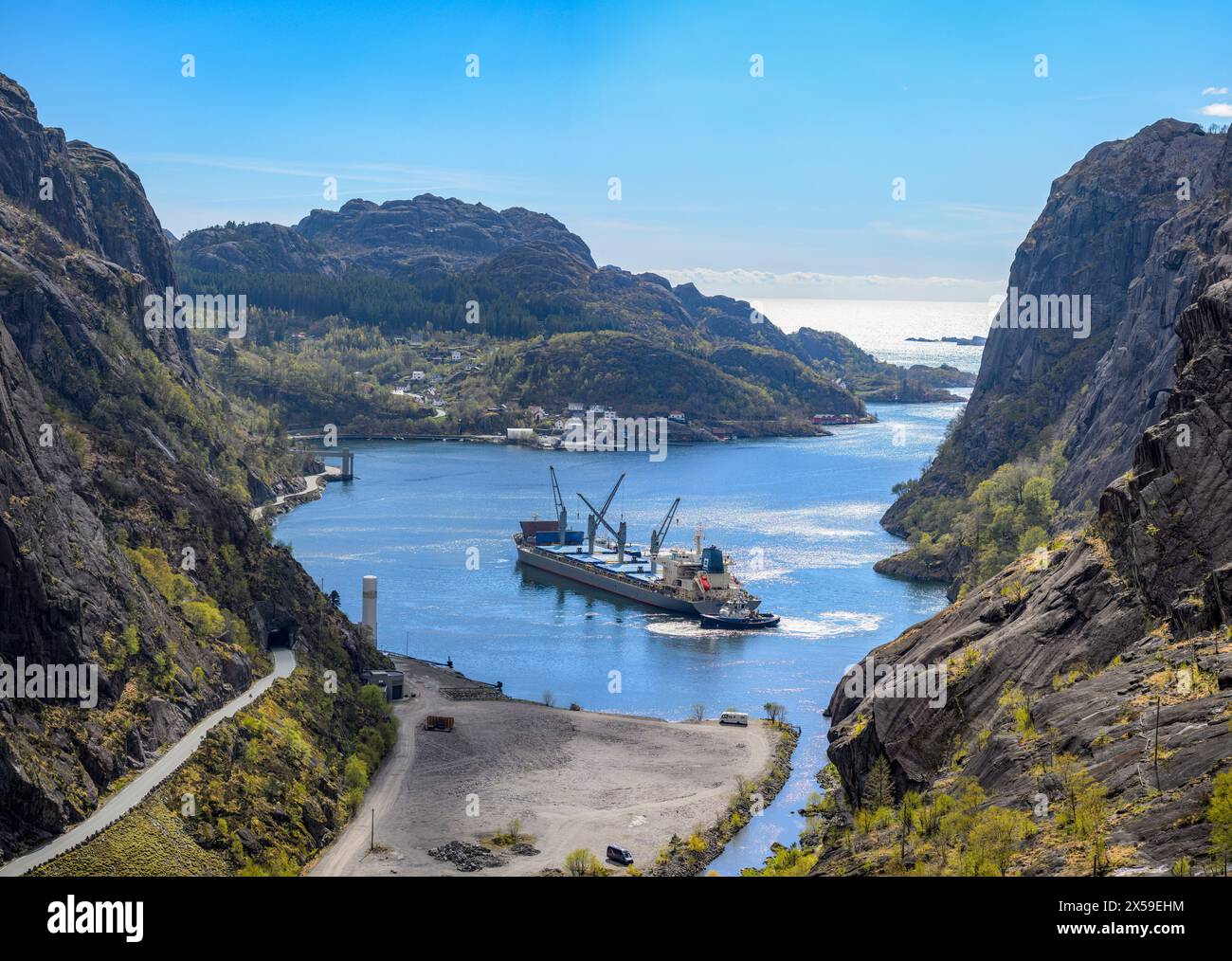 Überblick über den kleinen Fjord 'Jössingfjord' im östlichen Rogaland County. Der Fjord sieht schön aus, ist aber wegen der Verschmutzung durch Titania, eine nahe gelegene tita, tot Stockfoto