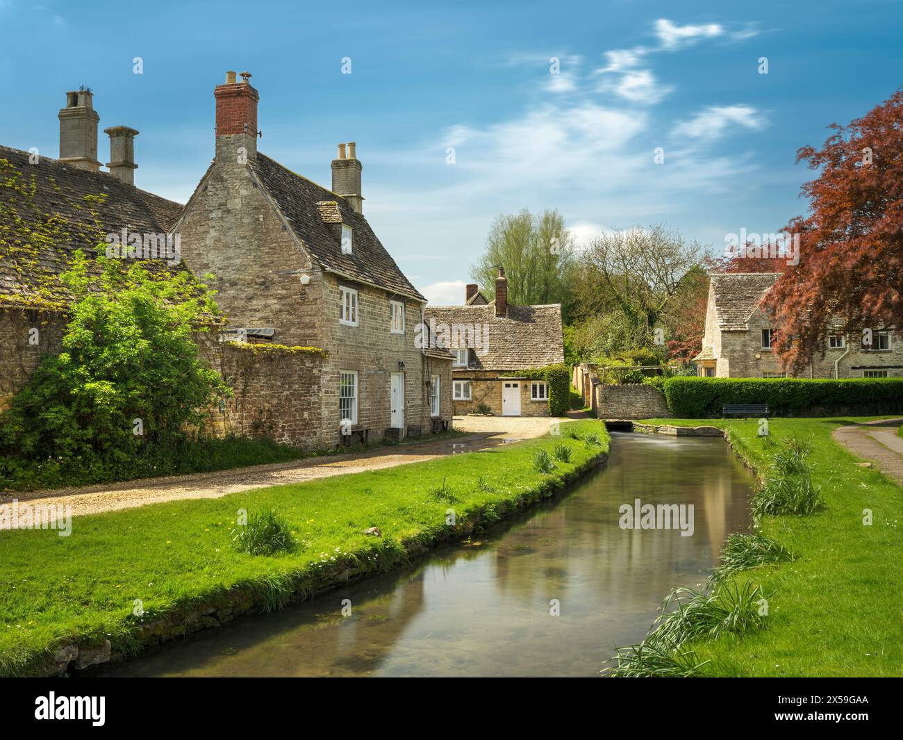 Die Themse mündet in das malerische Dorf Ashton Keynes in Wiltshire. Die Quelle des Flusses ist zehn Kilometer entfernt bei Themse Head. Der Dorfbewohner Stockfoto