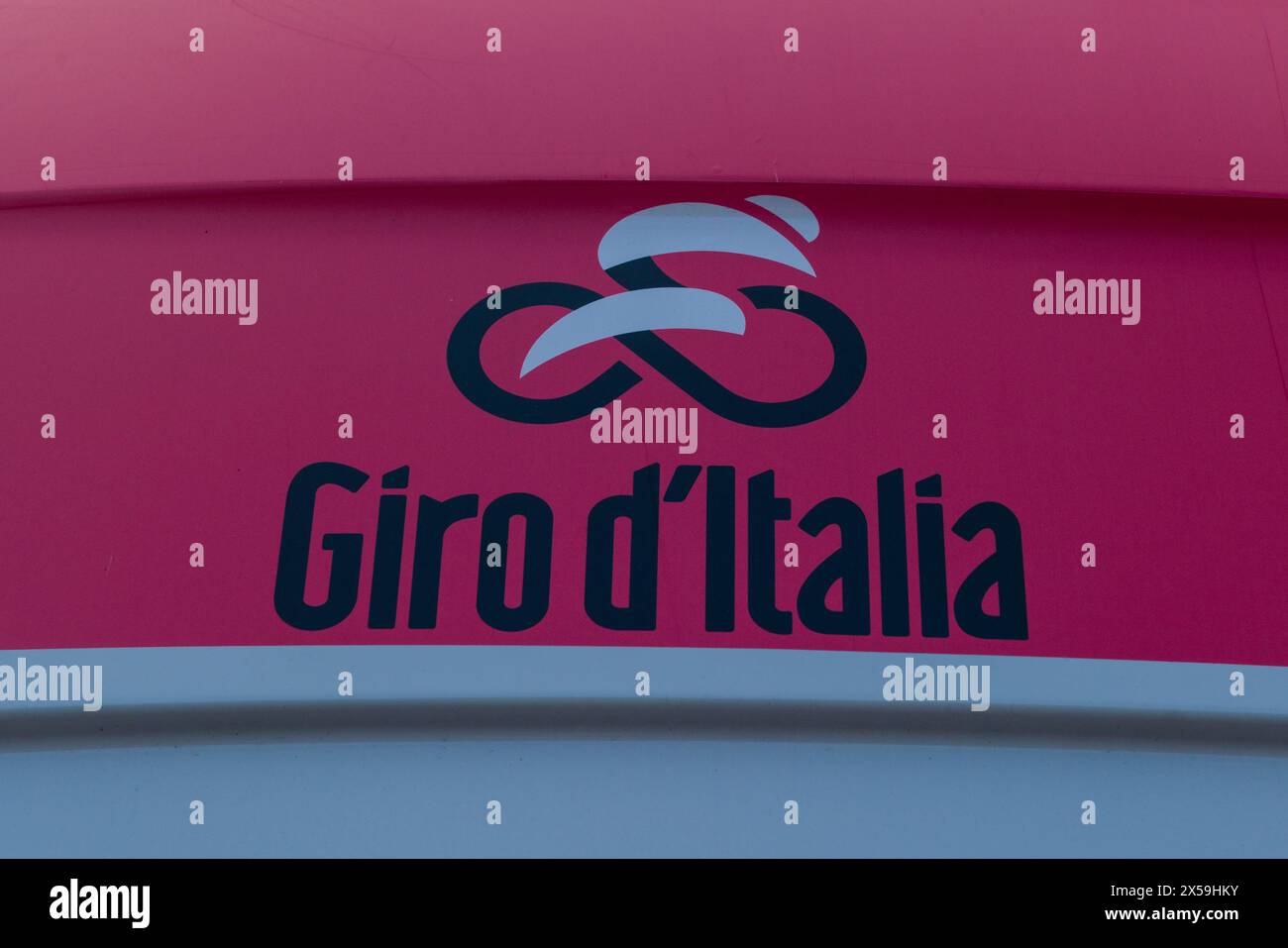 Logo des Giro d'Italia und thematische Objekte des rosa Trikots und Touren durch Italien. Turin, Italien, 4. Mai 2024 Stockfoto