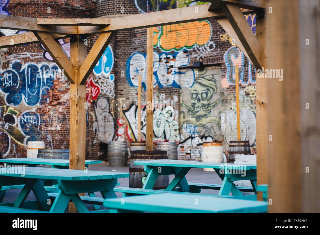 Craft-Brauerei-Patio-Szene - Graffiti-Sehenswürdigkeiten in der Stadt Stockfoto