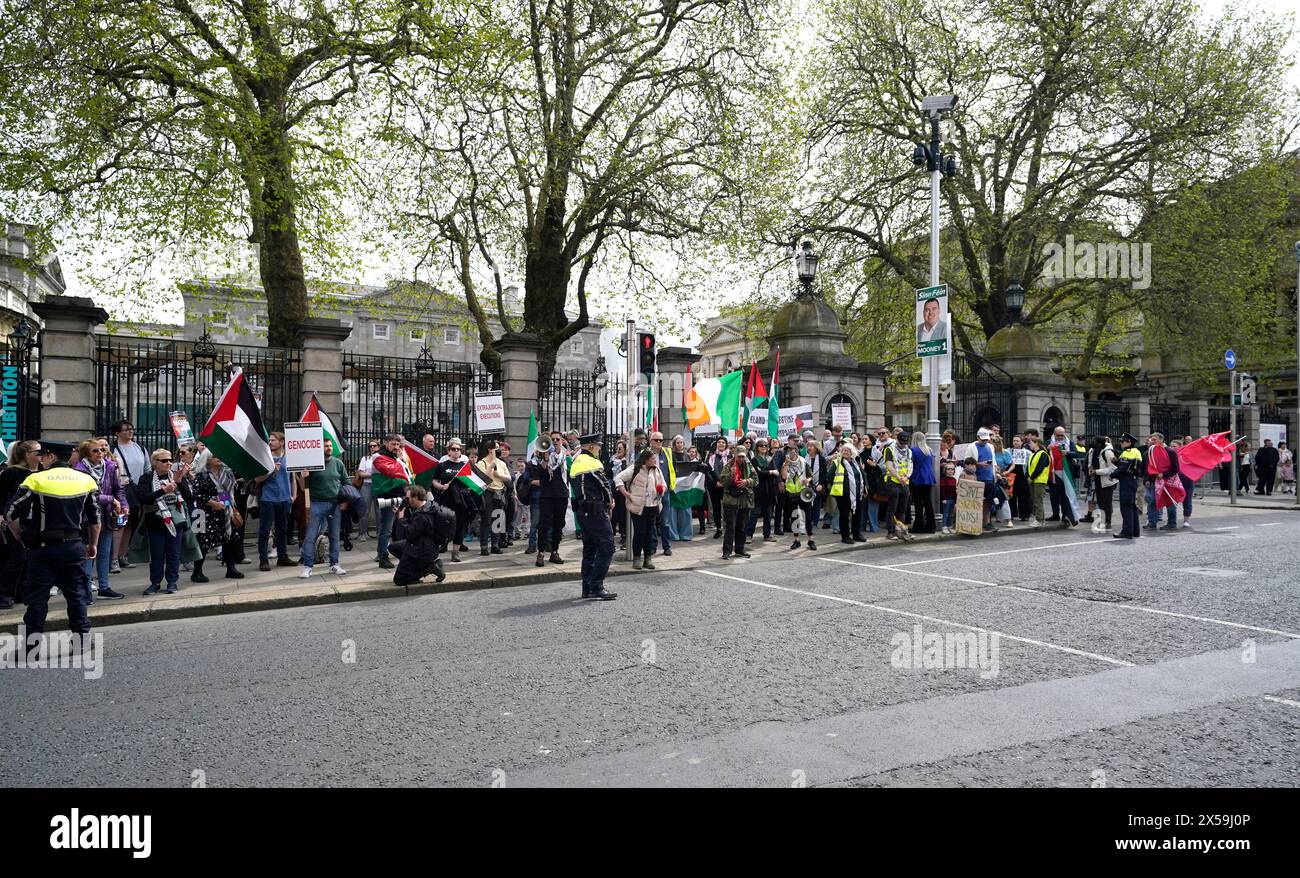 Demonstranten der Solidaritätskampagne zwischen Irland und Palästina demonstrieren vor dem Leinster House in Dublin und rufen Israel auf, Rafah nicht einzumarschieren. Ausgabedatum: Mittwoch, 8. Mai 2024. Stockfoto