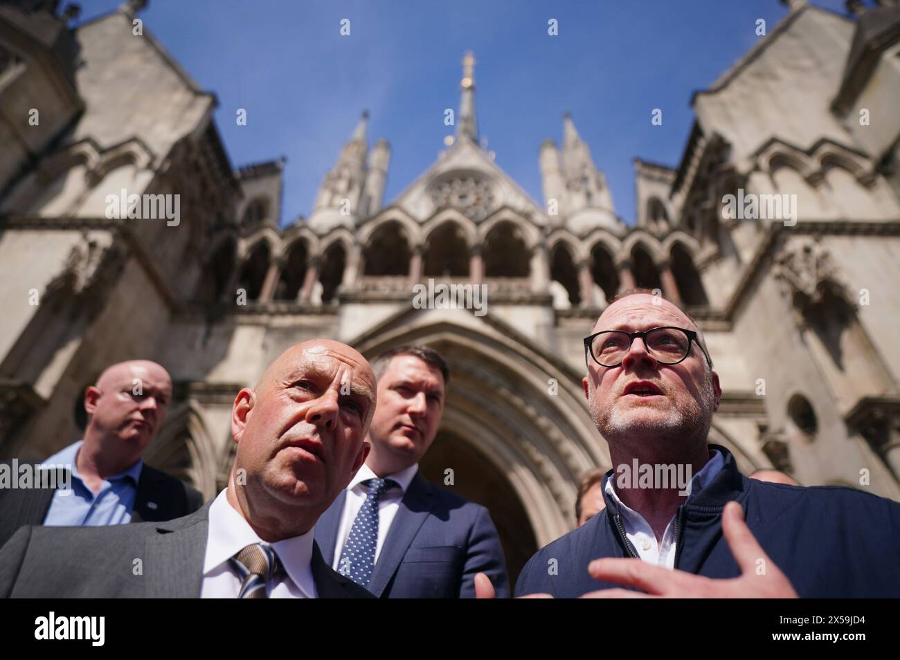 Die Journalisten Barry McCaffrey (links) und Trevor Birney (rechts) sprachen vor den Medien, nachdem sie die Royal Courts of Justice in London verlassen hatten, nachdem sie eine Anhörung des Investigatory Powers Tribunal (IPT) über Behauptungen verübt hatten, sie seien heimlich von der Polizei überwacht worden. Bilddatum: Dienstag, 7. Mai 2024. Stockfoto