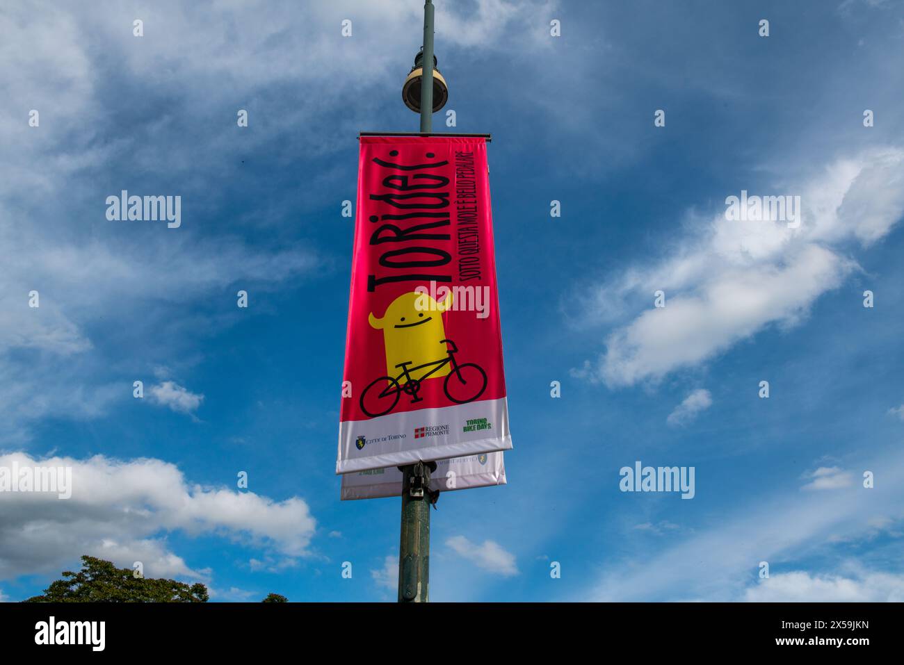 toride Event, Poster mit den Farben des rosa Trikots, Veranstaltung für Radfahrer und die Stadt am Tag des Starts des Giro d'Italia. T Stockfoto