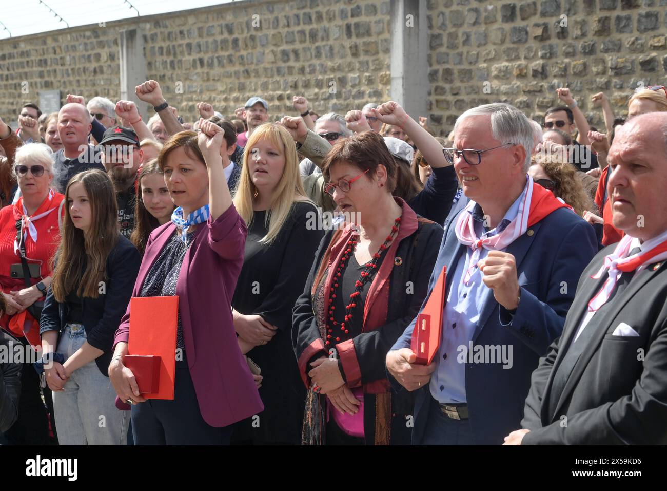 Internationale Feier zum 79. Befreiungstag der Häftlinge des Konzentrationslagers Mauthausen am 5. Mai 1945, am Gelände der Gedenkstätte Mauthausen, am 05.05.2024. Das Bild zeigt eine Versammlung der Sozialistischen Partei Österreichs in einer Gang des ehemaligen Konzentrationslagers in Mauthausen mit der Nationalratsabgeordneten Elisabeth Feichtinger Abgeordneter zum Nationalrat Alois Stöger 2024 - Internationale Feier zum 79. Befreiungstag der Häftlinge des Konzentrationslagers Mauthausen am 5. Mai 1945, am Gelände der Gedenkstätte Mauthausen, am 05.05.2024. *** Internationale Feier von Stockfoto