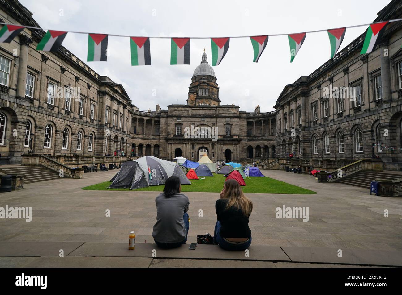 Studenten in einem Lager am Old College der Universität Edinburgh, protestierten gegen den Krieg in Gaza. Studenten in Großbritannien, darunter in Leeds, Newcastle und Bristol, haben Zelte vor Universitätsgebäuden errichtet und sind damit der Nachbildung der landesweiten Campus-Demonstrationen nachempfunden, die letzten Monat in den USA begonnen haben. Bilddatum: Mittwoch, 8. Mai 2024. Stockfoto
