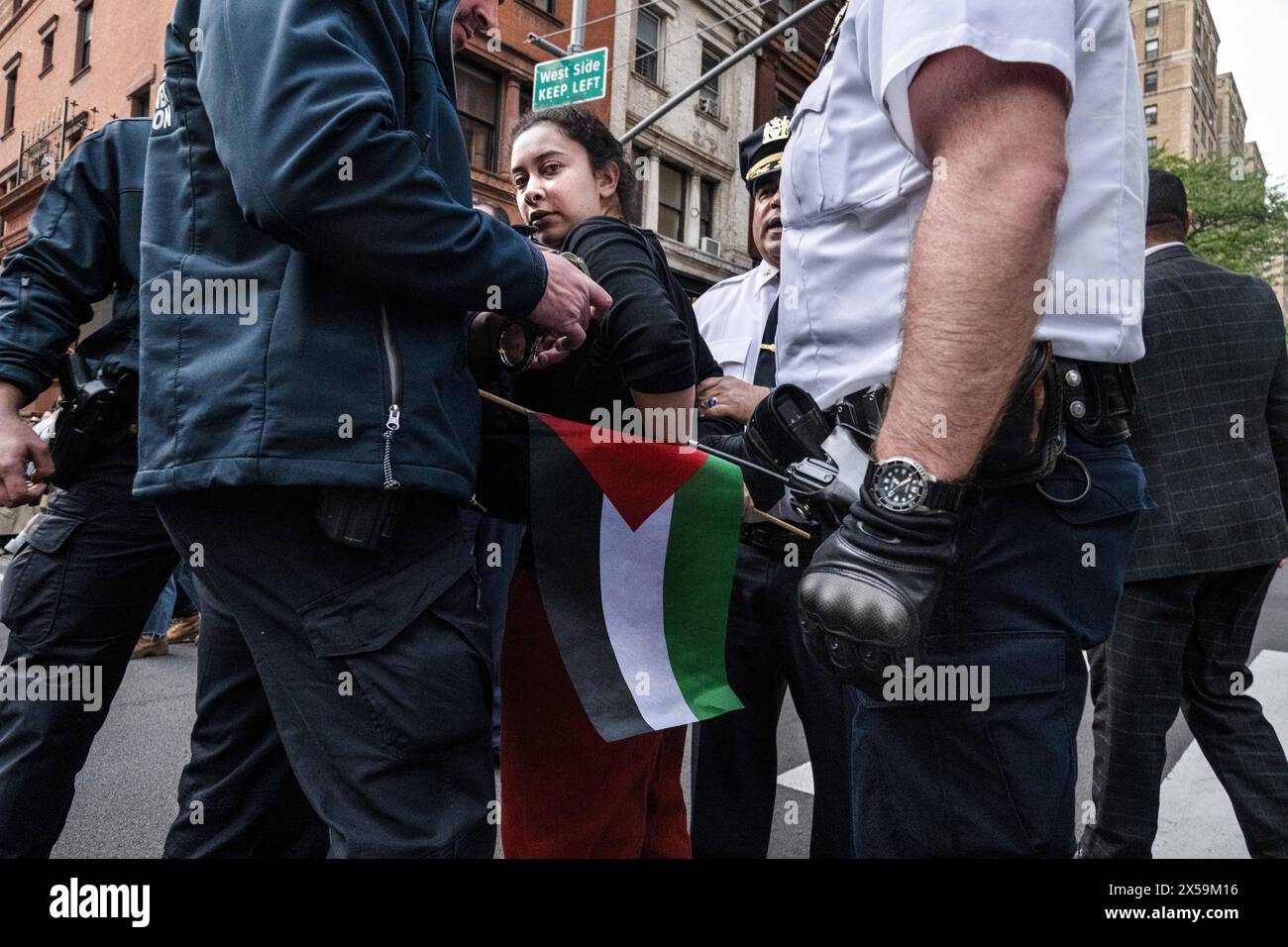 New York, New York, USA. Mai 2024. Pro-palästinensische Demonstranten versammeln sich außerhalb der MET-Gala, was zu mehrfachen Festnahmen führt. (Kreditbild: © Laura Brett/ZUMA Press Wire) NUR REDAKTIONELLE VERWENDUNG! Nicht für kommerzielle ZWECKE! Stockfoto