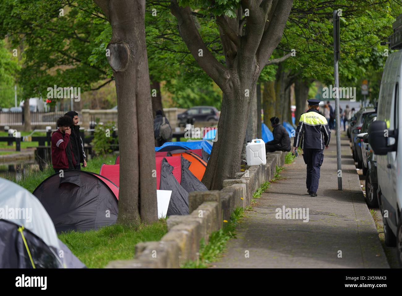 Zelte, die von Asylsuchenden entlang eines Abschnitts des Canal Grande in Dublin in der Nähe des Internationalen Schutzamtes (IPO) in der Mount Street in Dublin aufgestellt wurden. In der vergangenen Woche wurde ein provisorisches Migrantenlager demontiert, und während der Multi-Agenturen-Operation wurden "knapp 290 Menschen" entfernt. Bilddatum: Mittwoch, 8. Mai 2024. Stockfoto