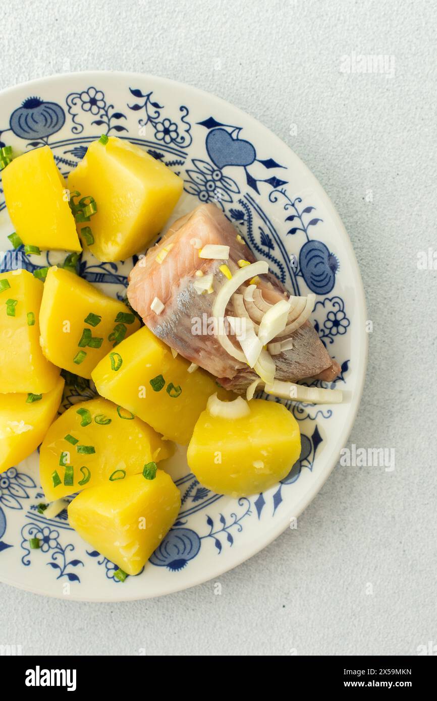 Köstliches herzhaftes Fischessen, gekochte Kartoffeln mit eingelegtem Hering, Blick von oben Stockfoto