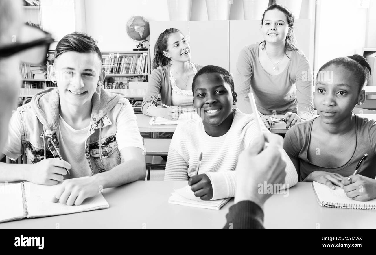 Der Lehrer ruft den Schüler am Fernschalter an, um zu antworten. Konzentriere dich auf das Mädchen oben Stockfoto