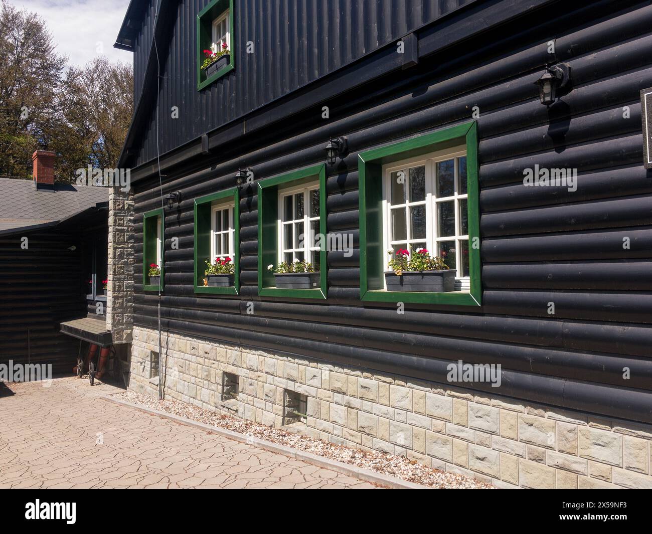 Detail eines alten Holzhauses nach Restaurierung in den tschechischen Bergen Stockfoto