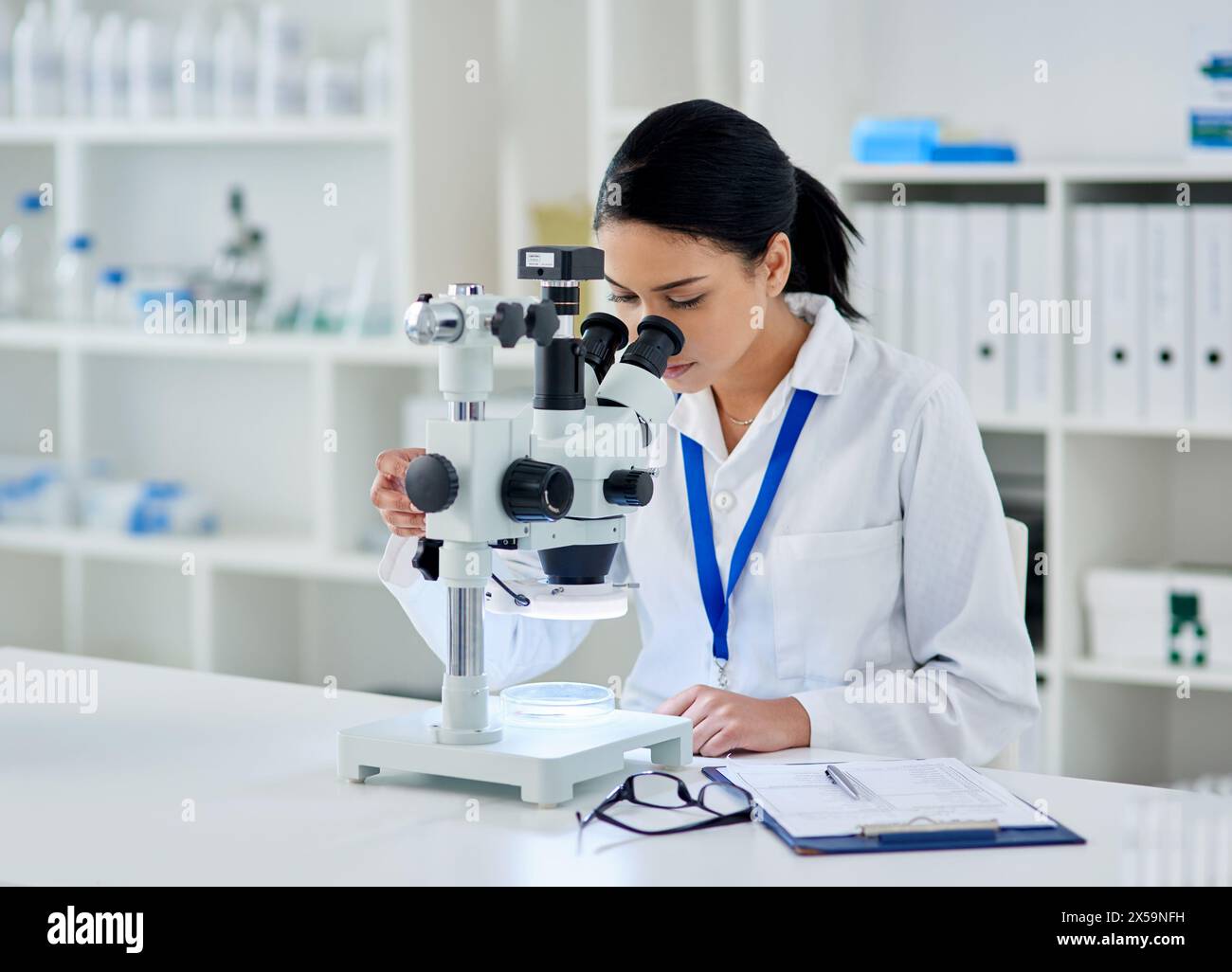 Wissenschaftler, Pharmazie und Mikroskop für Medizin oder Forschung, Experiment und Virusanalyse im Labor für Gesundheit. Frau, DNA und Untersuchung Stockfoto