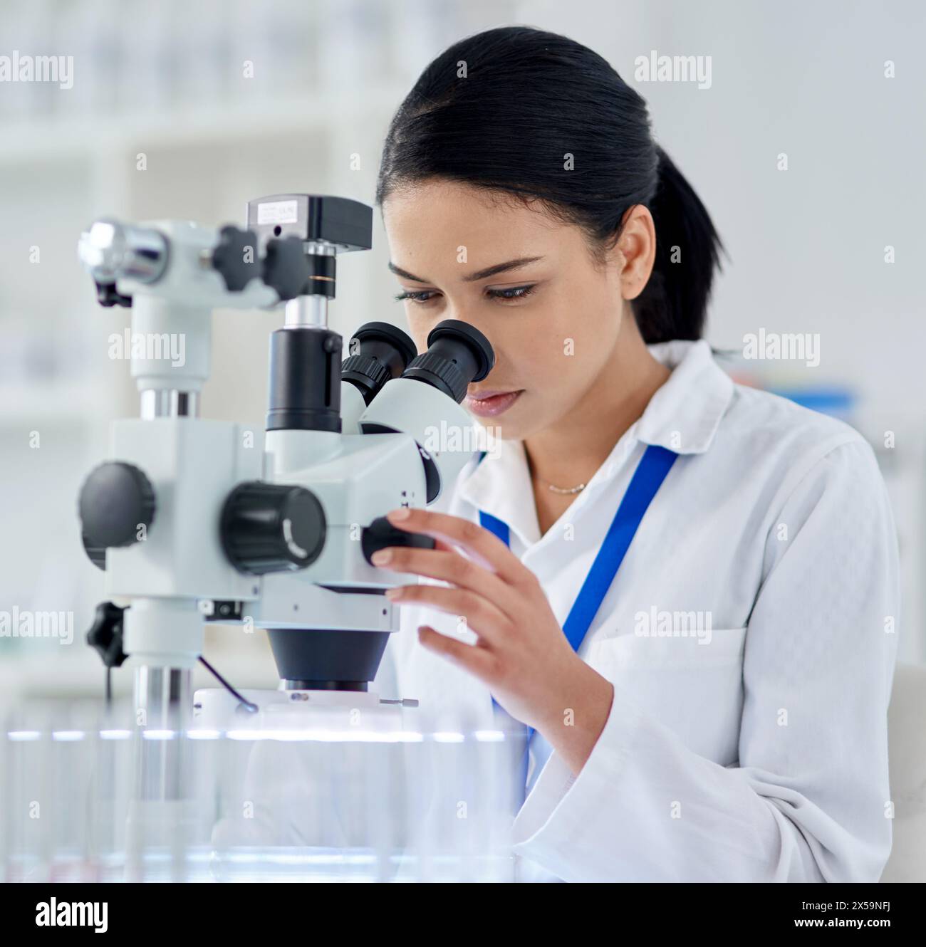 Wissenschaftler, Innovation und Mikroskop für Medizin oder Forschung, Experiment und Datenanalyse im Labor für Entwicklung. Frau, DNA und Untersuchung Stockfoto