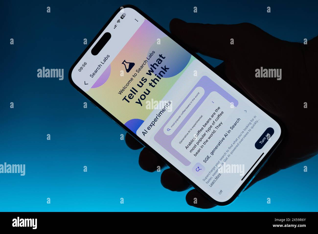 New York, USA - 6. Mai 2024: KI-Labors auf Smartphone in Hand isolierter blauer Farbverlauf durchsuchen Stockfoto