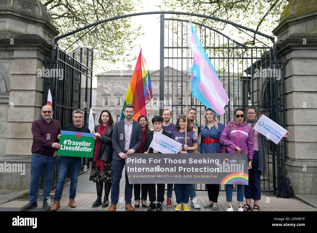 Luna Lara Liboni (Mitte), Vorsitzende der Koalition gegen Hassverbrechen, und Koalitionsmitglieder außerhalb des Leinster House, Dublin, nach der Veröffentlichung der jährlichen Hassverbrechen-Statistiken durch an Garda Siochana. Bilddatum: Mittwoch, 8. Mai 2024. Stockfoto