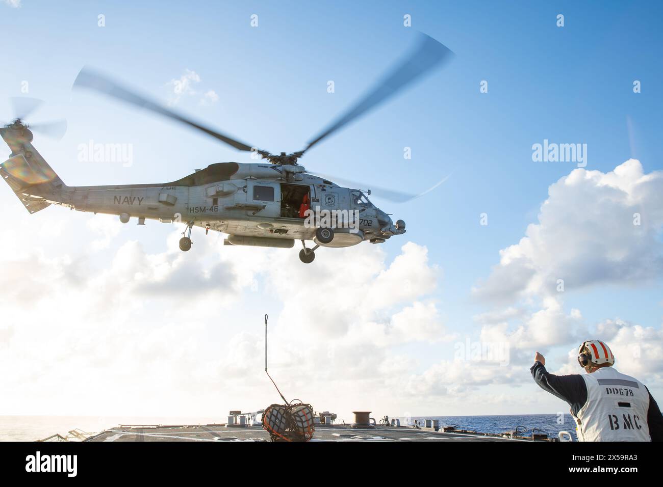 Ein MH-60R Seahawk Hubschrauber, der der Helicopter Maritime Strike Squadron (HSM) 46 zugewiesen ist, führt die Qualifikation für die Landung auf dem Flugdeck von Arlei durch Stockfoto