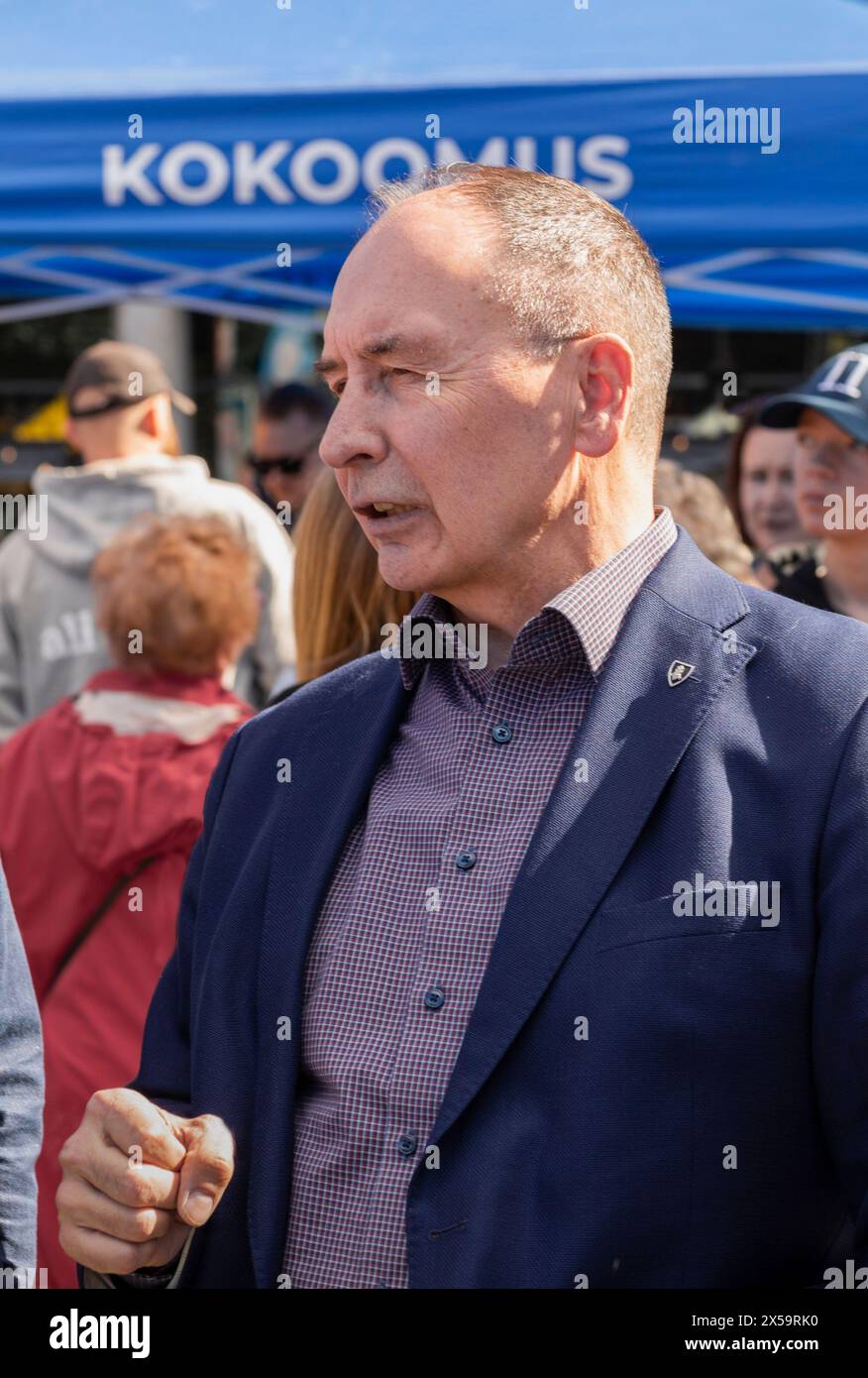 Der finnische Abgeordnete Pekka Toveri hat im Mai 2024 in Helsinki für das Europäische Parlament geworben. Stockfoto