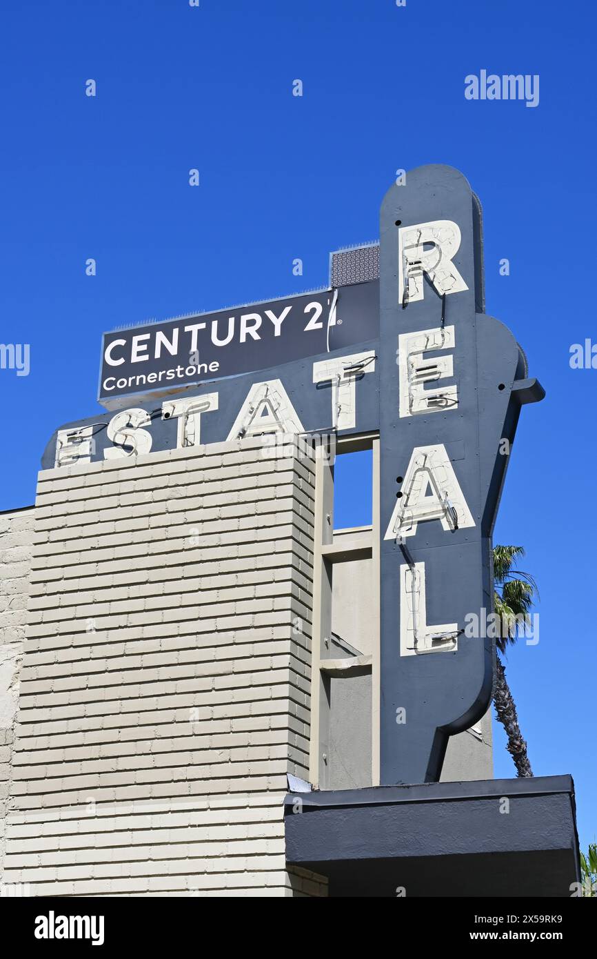 WHITTIER, KALIFORNIEN - 28. April 2024: Retro Century 21 Real Estate Schild am Whittier Boulevard. Stockfoto