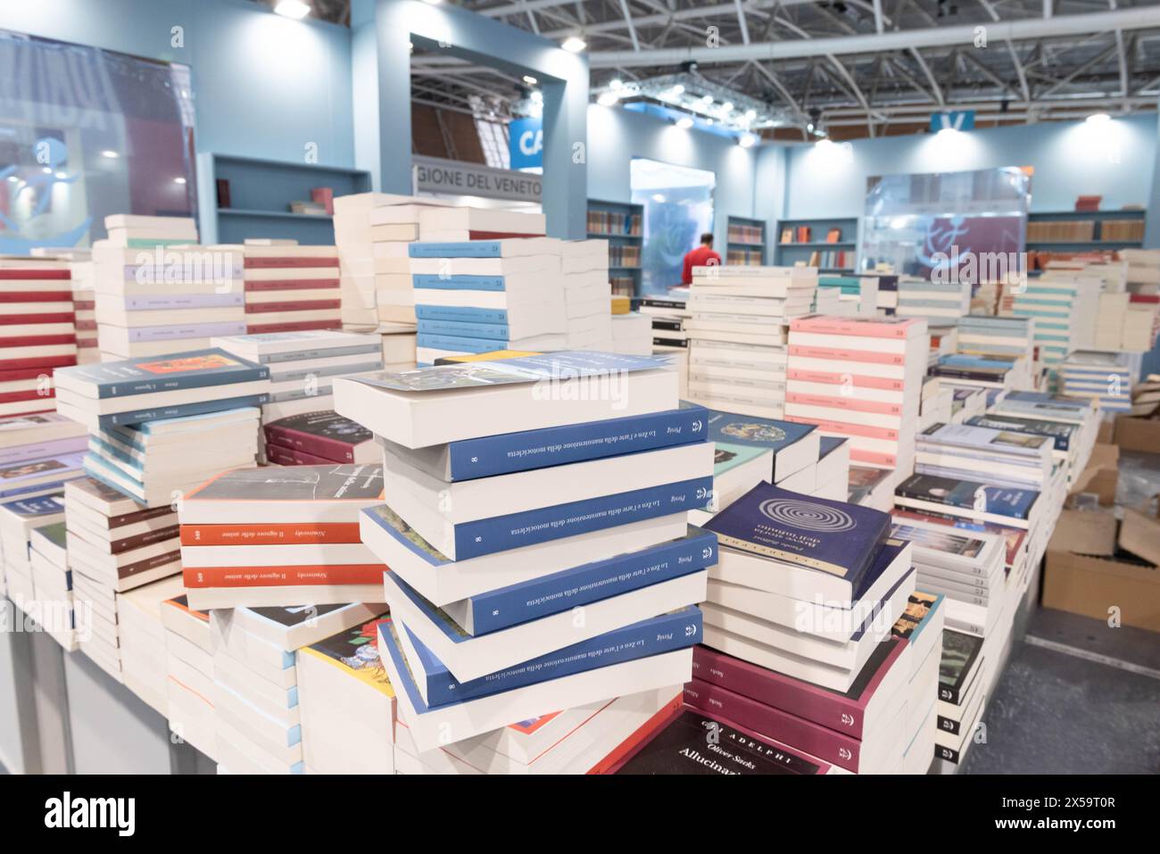 Turin, Turin, Italien. Mai 2024. Vista degli spazi del Salone del Libro 2024 che si tiene dal 9 al 13 maggio a Torino, Italia - MercoledÃ¬ 8 maggio 2024 - Blick auf die Pavillons der Buchmesse Salone del Libro vom 9. Bis 13. Mai in Turin, Italien - Mittwoch, 8. Mai 2024 (Kreditbild: © Matteo SECCI/ZUMA Press Wire) NUR REDAKTIONELLE VERWENDUNG! Nicht für kommerzielle ZWECKE! Stockfoto