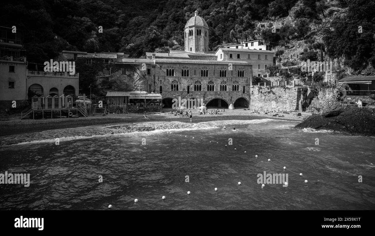 Magie von Ligurien. Zeitlose Bilder. Antike Abtei von San Fruttuoso, Bucht und historisches Gebäude, das von der FAI bewacht wird. Italienischer Umweltfonds. Stockfoto