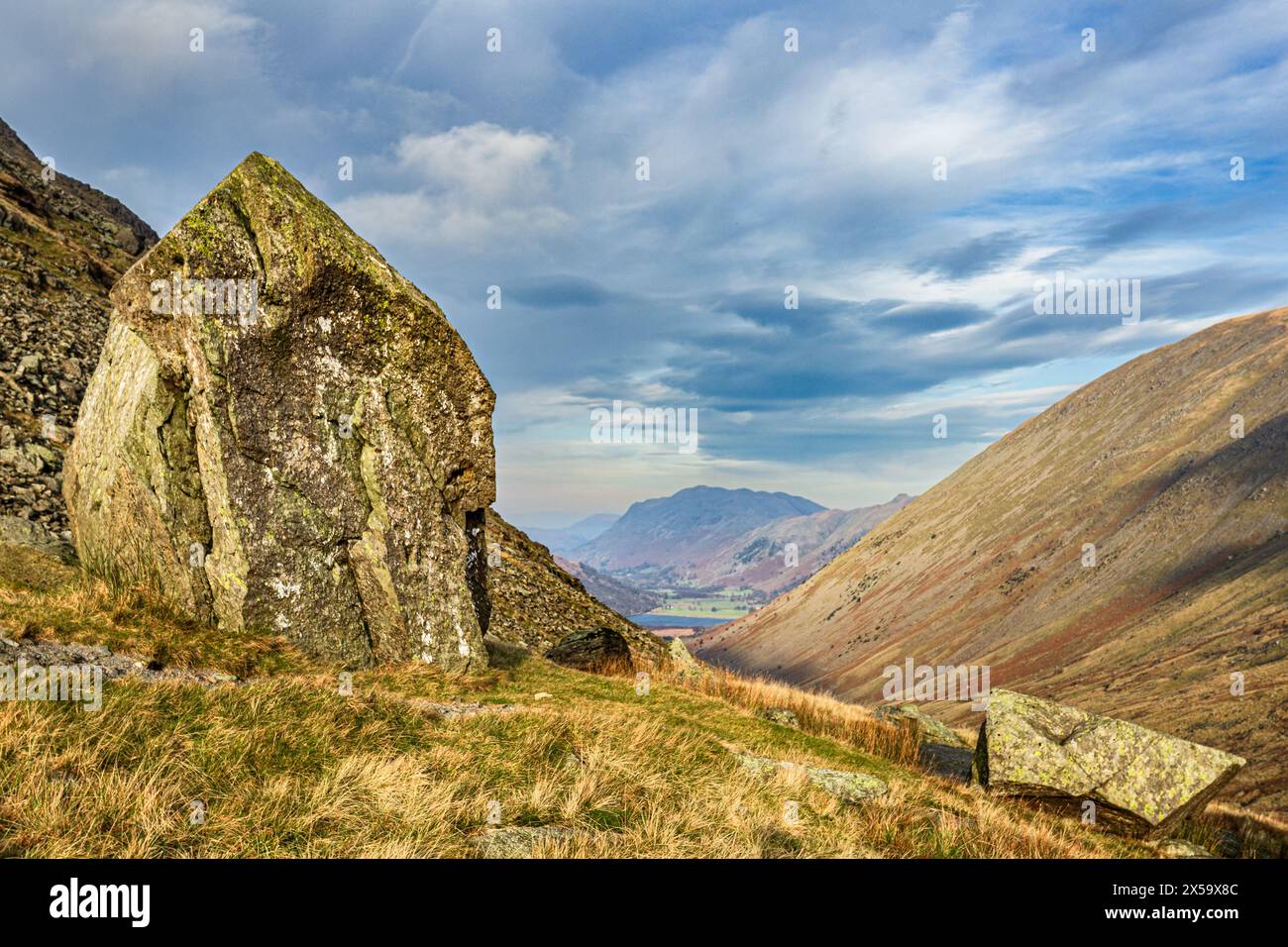 Blick auf den Kirkstone Pass, Cumbria, England, mit dem „Kirk Stone“-Felsen auf der linken Seite. Stockfoto
